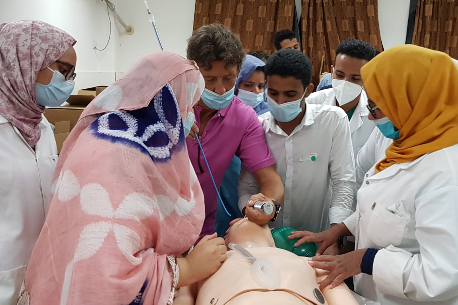 Fotografía de un Médico enseñando