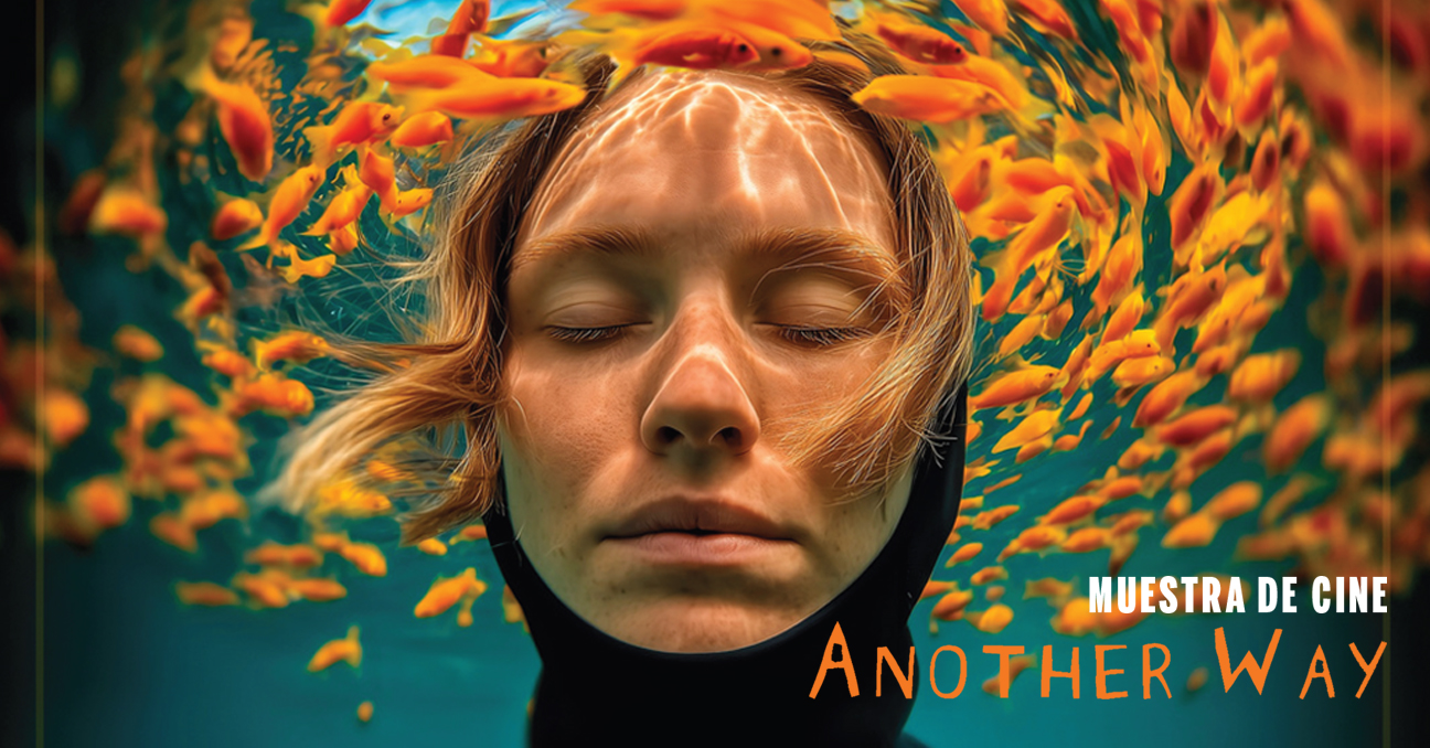 Un rostro de mujer sumergido en el agua y rodeada de un banco de pequeños peces anaranjados, con el texto Muestra de cine Another Way