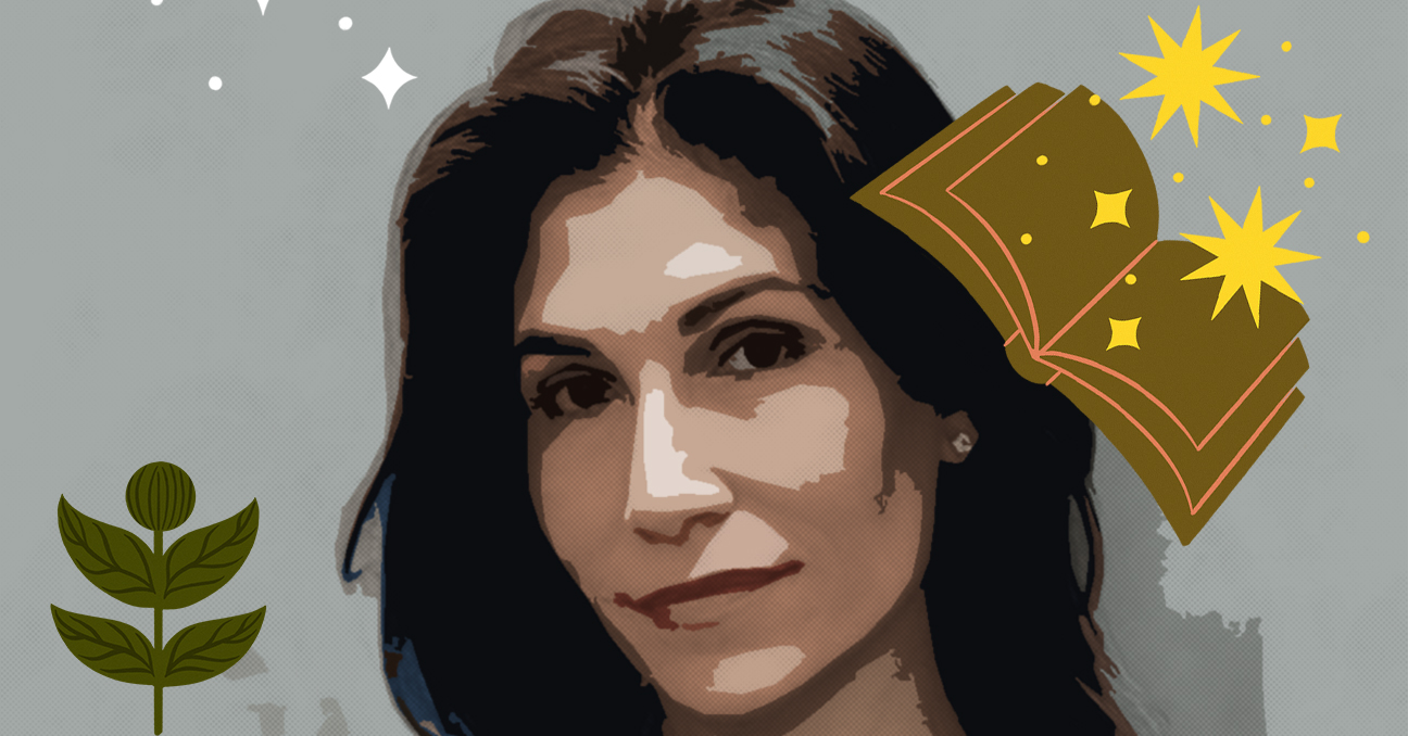 La imagen muestra una fotografía en primera plano de Alexandra Lytton Regalado, a la que se han añadido texturas e ilustraciones de un libro y una planta.