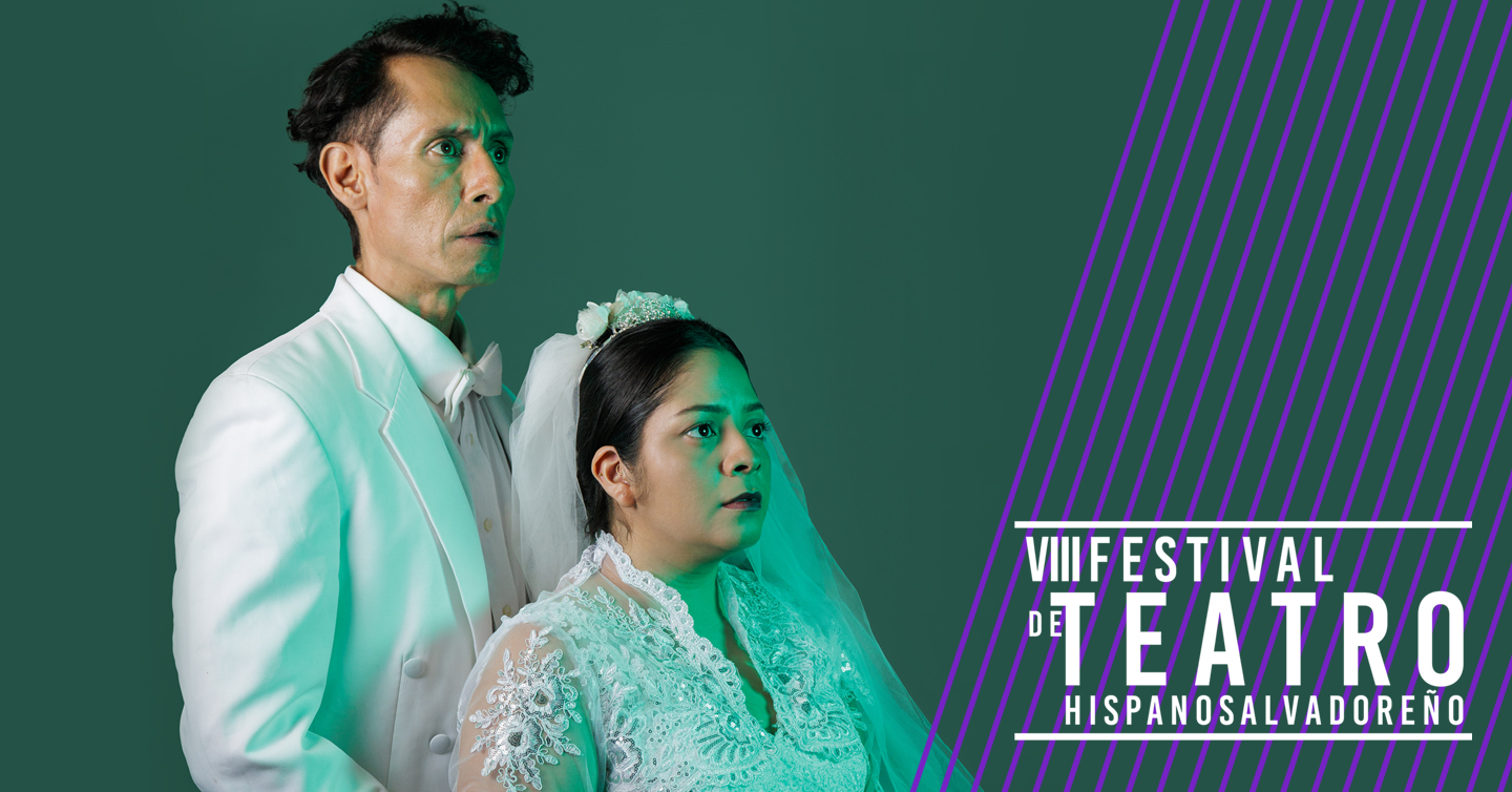Una pareja de actores, vestidos como novios en su boda, y el texto VIII Festival de Teatro Hispanosalvadoreño