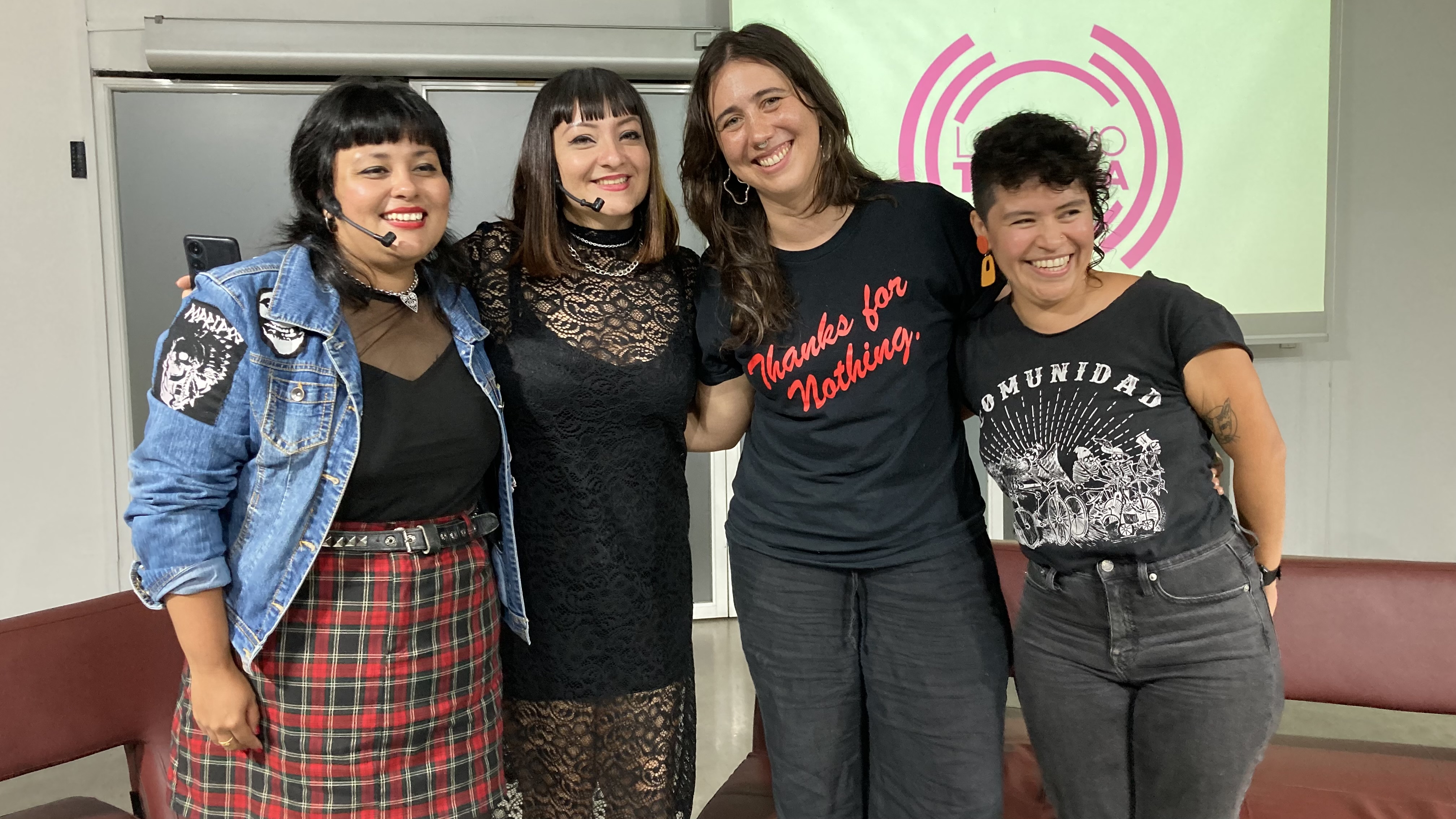Una fotografía con las dos Rucas Raras, Menly Gonzáley y Jennifer Velásquez, y las invitadas a su pódcast en vivo de 2024