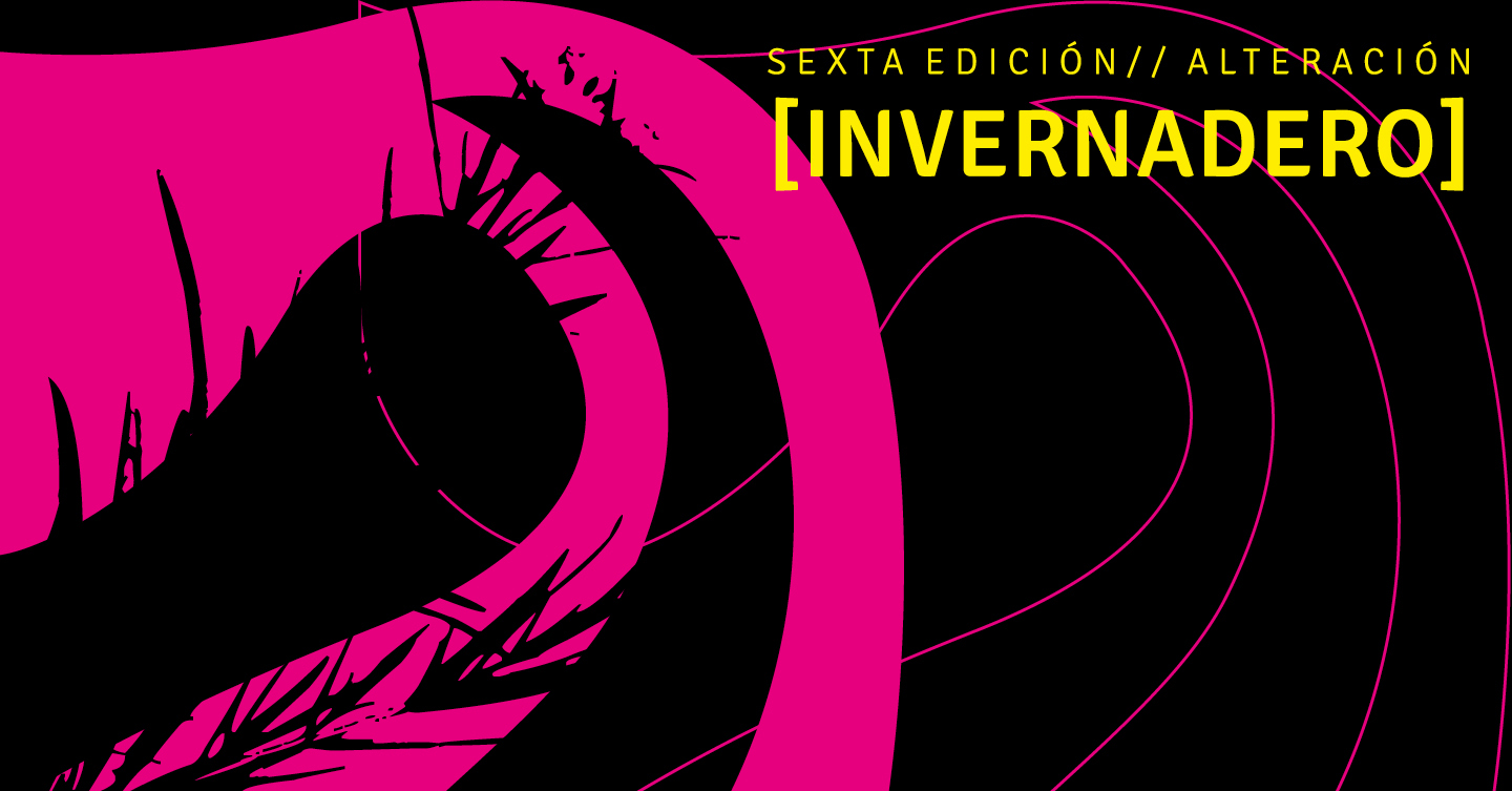 Sobre un fondo negro, varias líneas y formas orgánicas fucsia y, en amarillo, el texto: Sexta Edición, Alteración, Invernadero