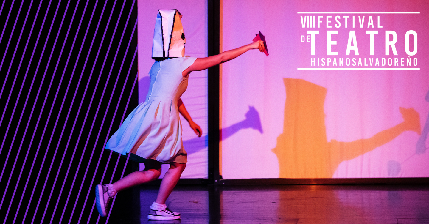 Una actriz en el personaje de una niña en el escenario y con la cabeza encapuchada. Aparece el texto VIII Festival de Teatro Hispanosalvadoreño