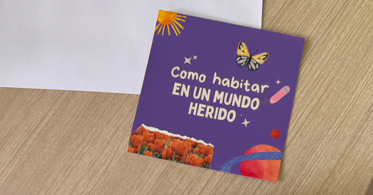 Sobre una mesa hay un papel en blanco y una hoja morada con el texto Cómo habitar en un mundo herido e imágenes como un sol, una mariposa, flores, ...