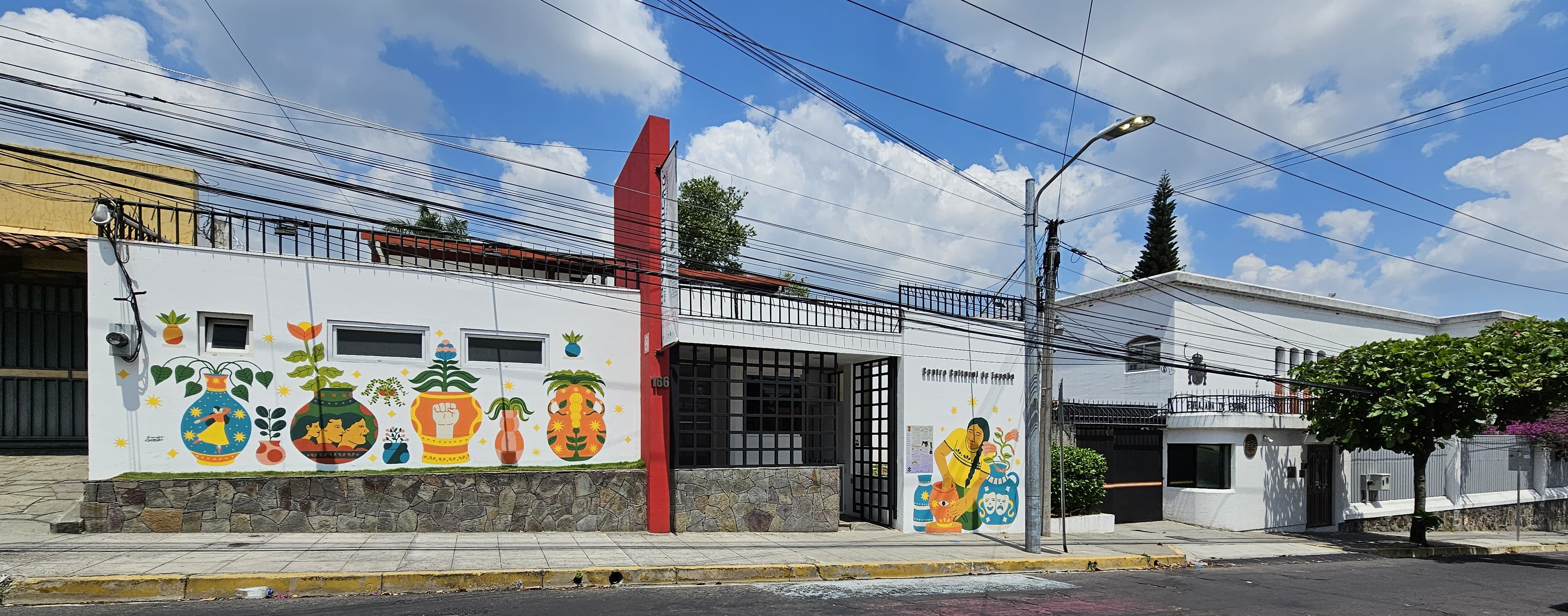 Fachada del Centro Cultural de España en El Salvador intervenida con un mural de la artista Jenny Dahbura con elementos de la cultura de la alfarería salvadoreña.