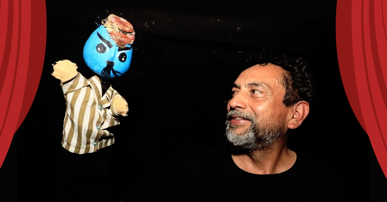 Un integrante de Teatro Ocelot aparece en primer plano manejando un títere de guiñol