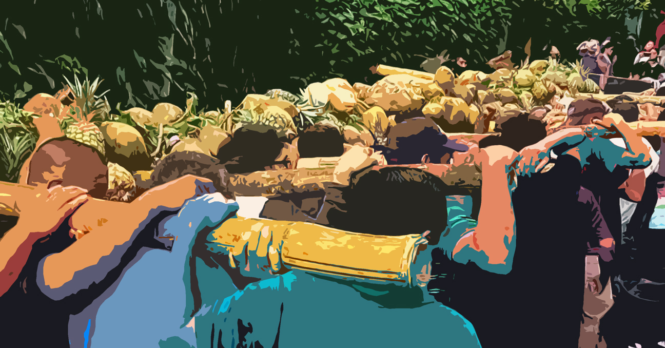 Una ilustración con varias filas hombres de espalda cargando una palanca de frutas en procesión