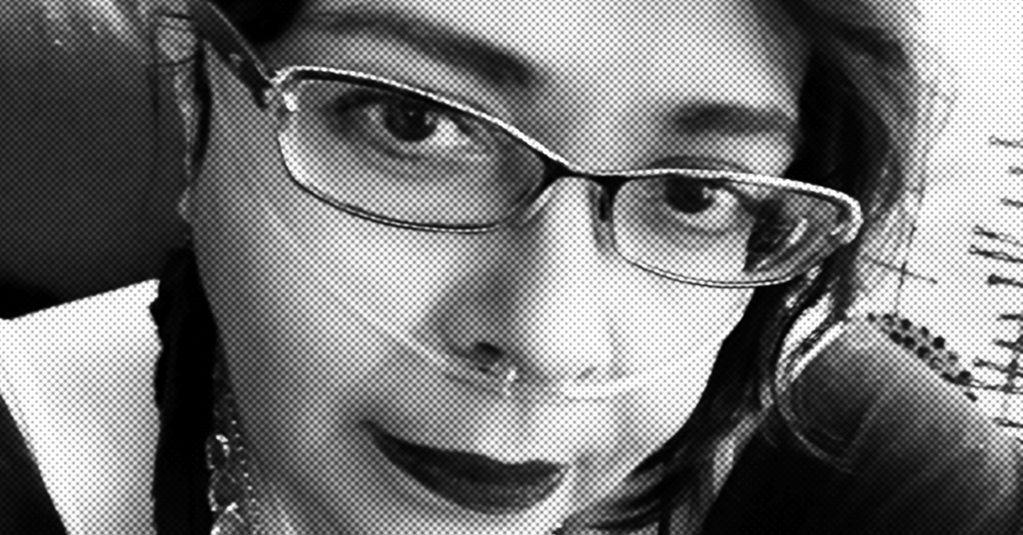 Fotografía en blanco y negro de un primer plano de Zaría Abreu con lentes.