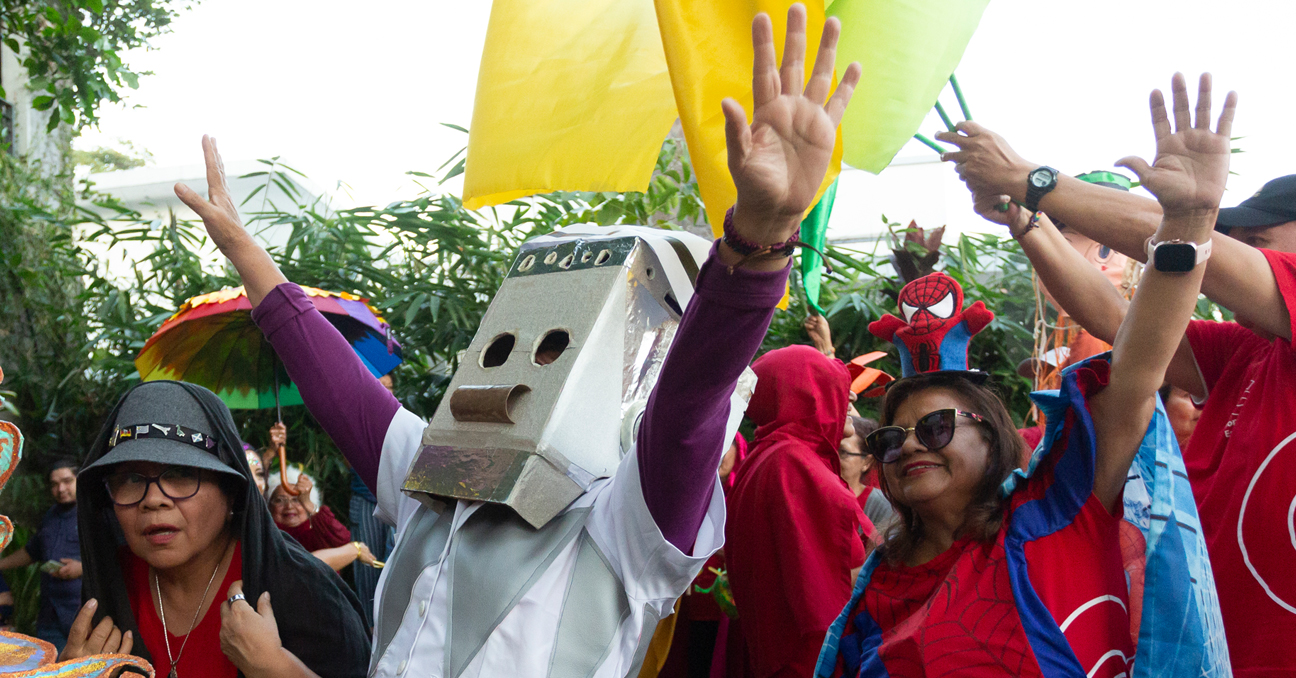 Diversas actrices y actores del grupo Teatro Voces Mayores durante el pasacalles que realizaron en 2024 en el Centro Cultural de España en El Salvador