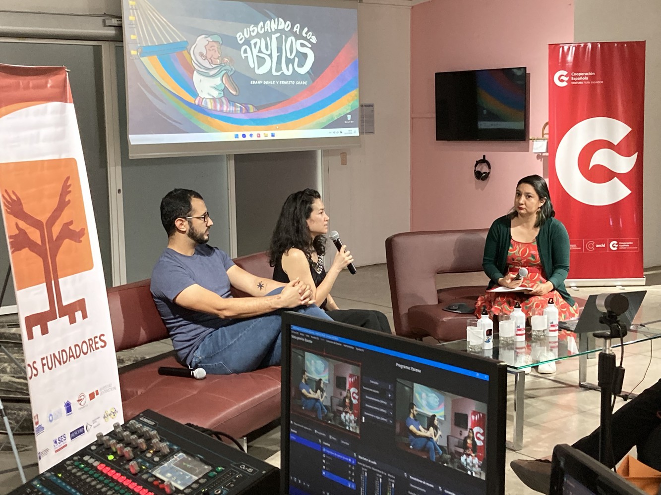 Tres personas durante la transmisión en vivo