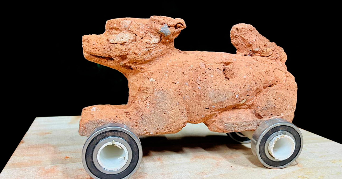 Una escultura del artista Jorge de León que recrea al perro de Cihuatán sobre cuatro ruedas modernas