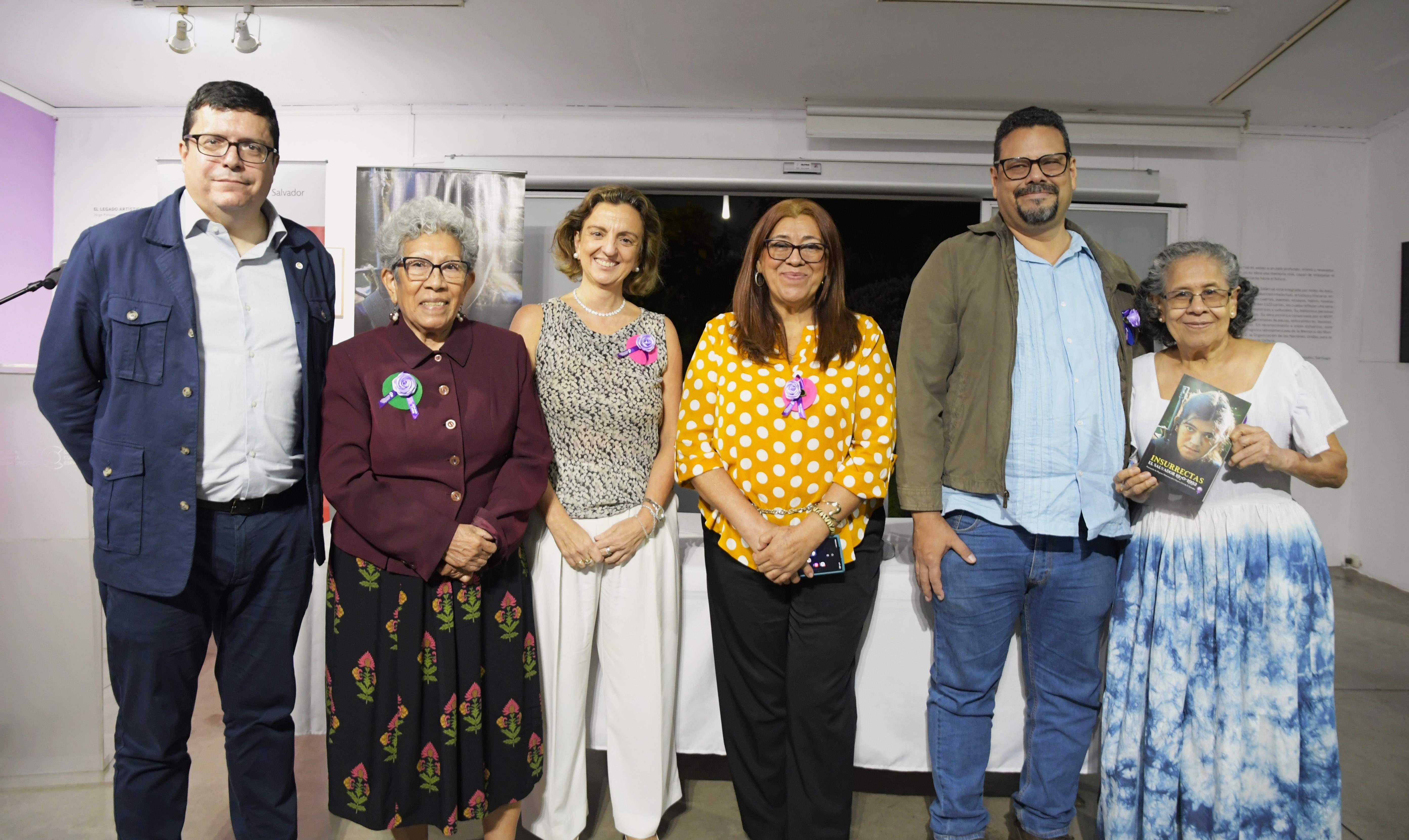 Una fotografía grupal con Álvaro Ortega (director del CCESV), Alba Marisol Galindo, Sonia Álvarez Cibanal (embajadora de España en El Salvador), ...