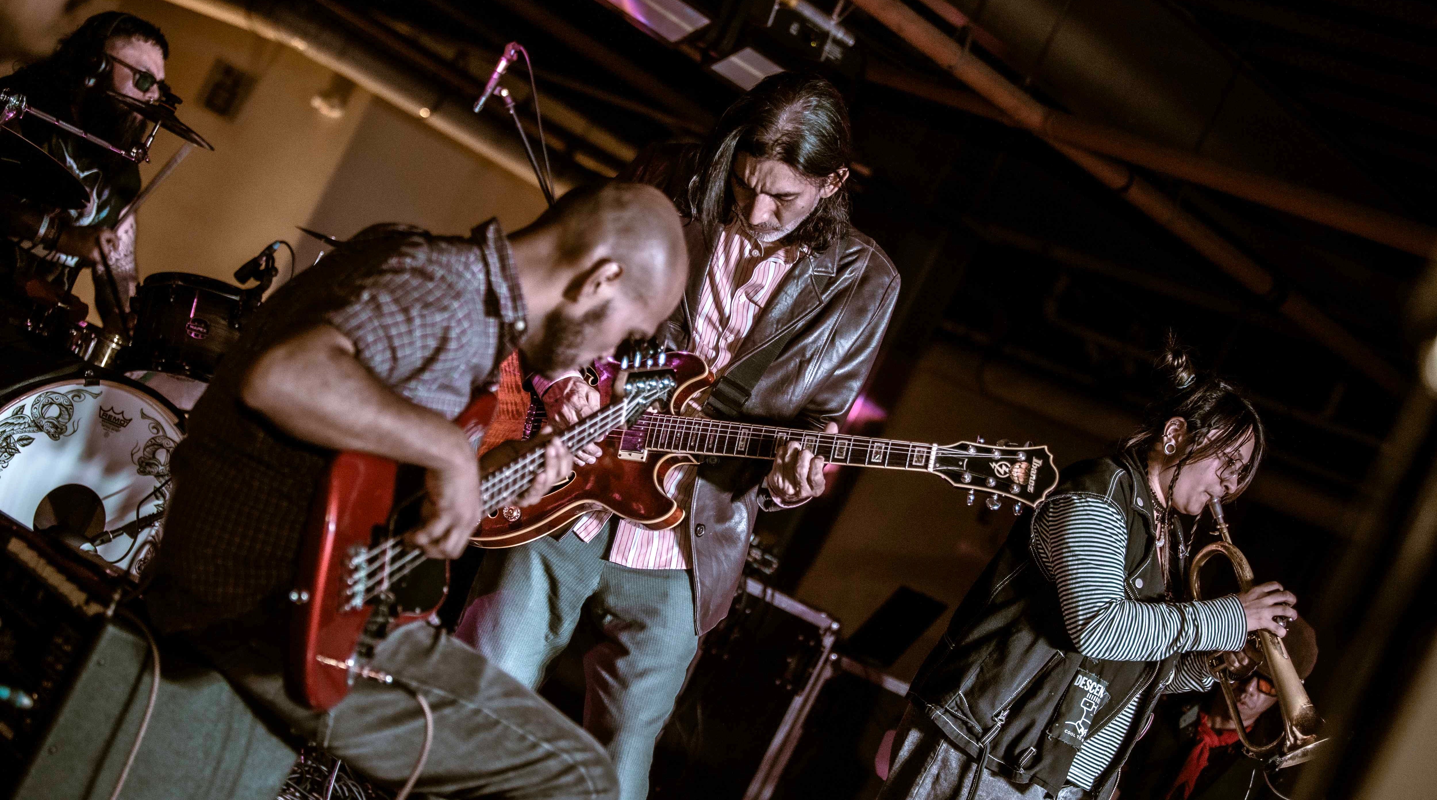 Varios integrantes del grupo Lxs Bastardos en concierto.