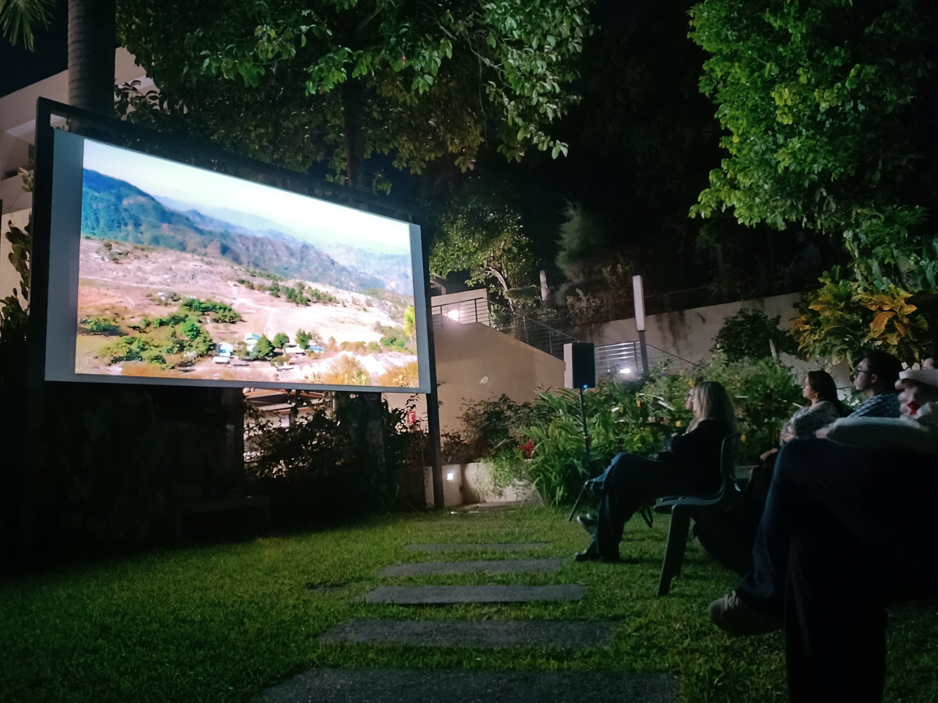 Cine en el jardín exterior