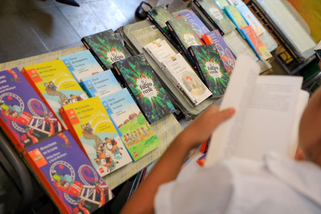 La Embajada de Espaa en El Salvador entrega libros al sistema educativo salvadoreo