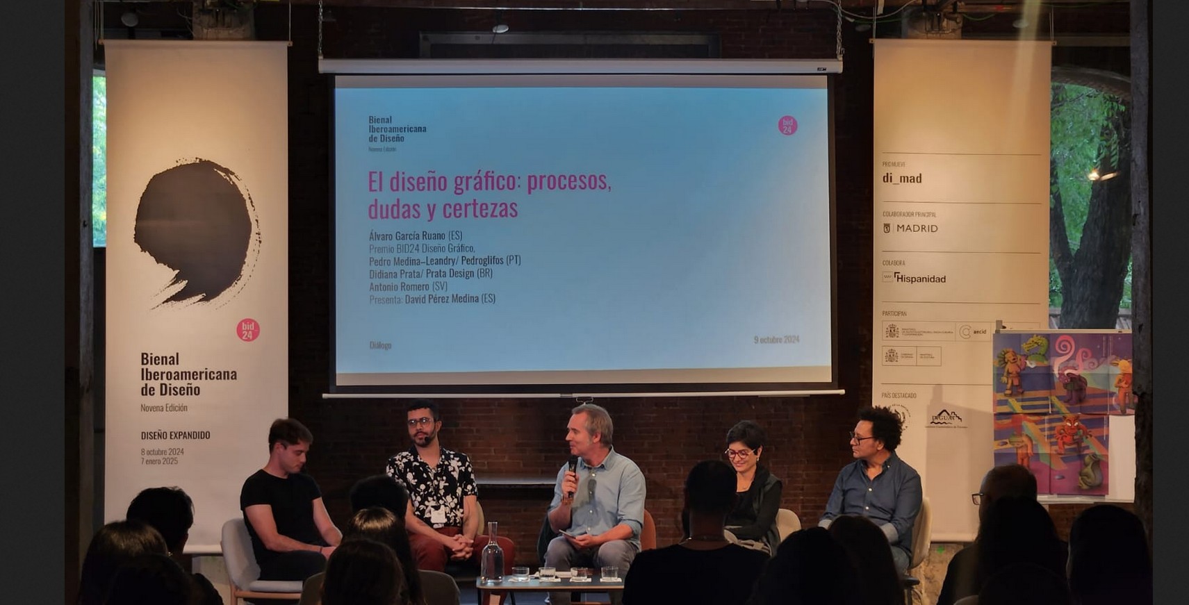 Grupo de personas hablando durante el acto