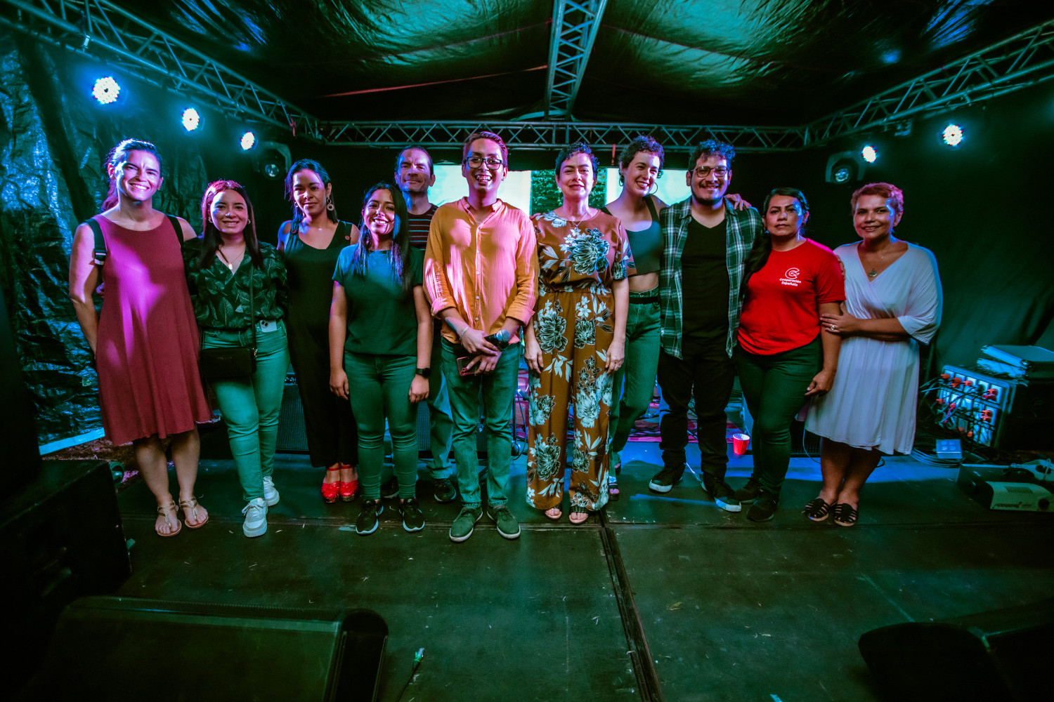 Grupo de personas sobre el escenario