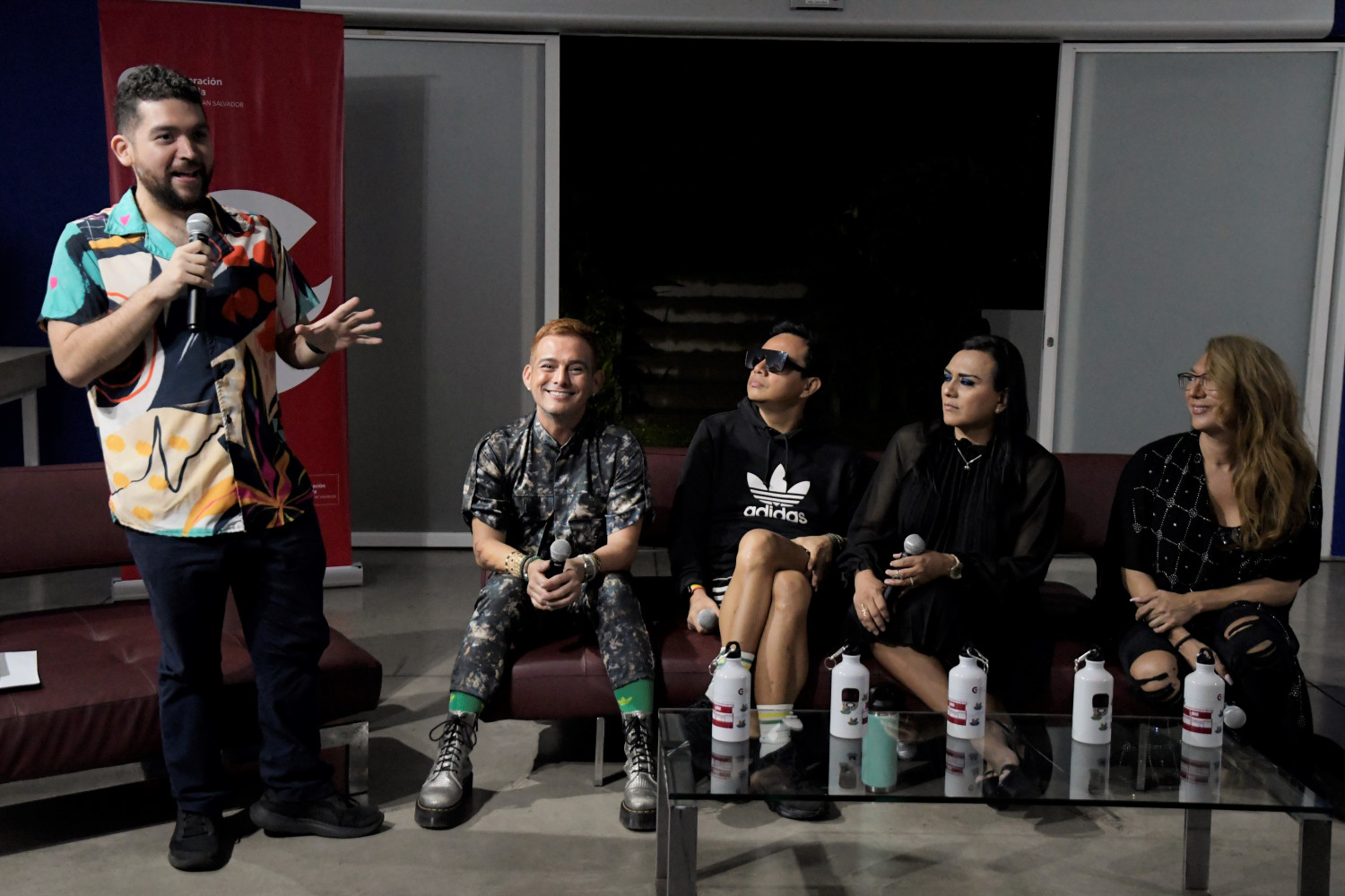 Otto Rivera moderando conversación con Ricky Mina/Dana Ciccone, Beto Cea/Amber Faberman, Mónica Linares y Monika Alfaro.