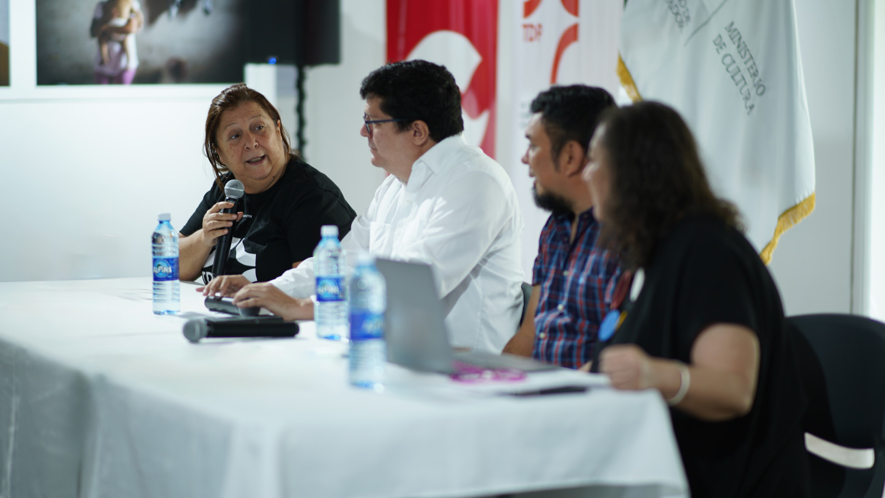 Mujer hablando durante el acto