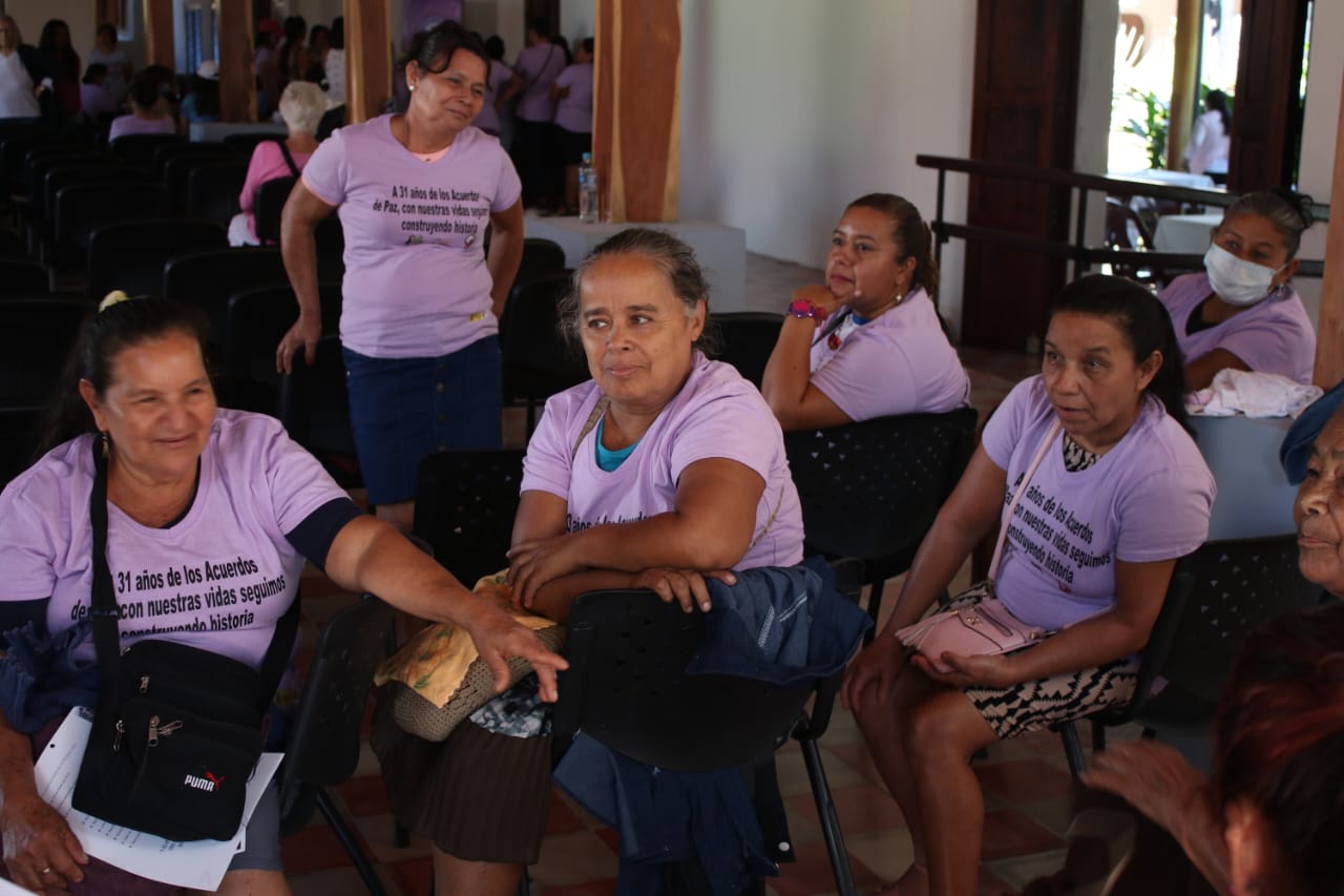 Grupo de mujeres con camisetas reivindicativas