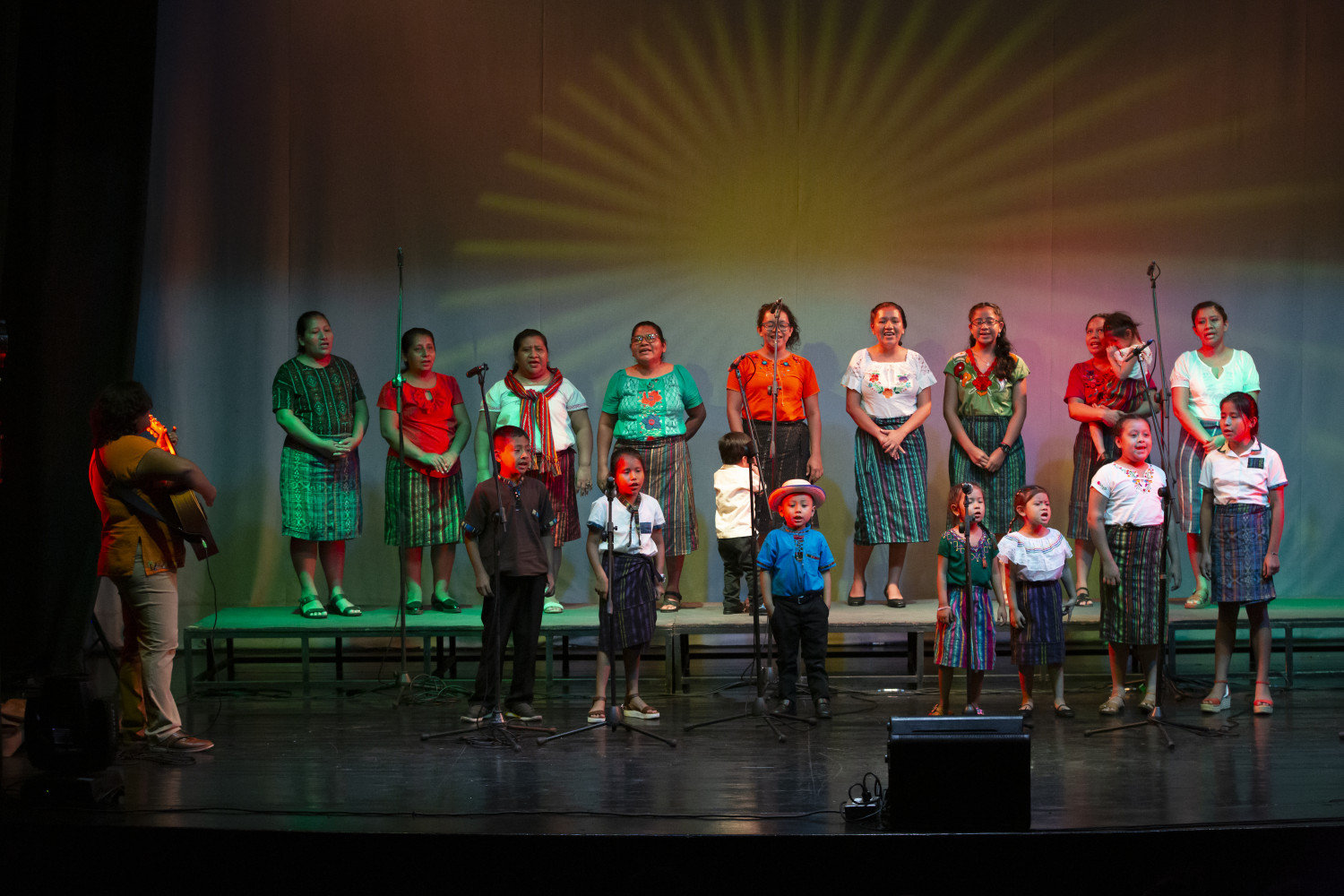Grupo de niños y adultos en el escenario