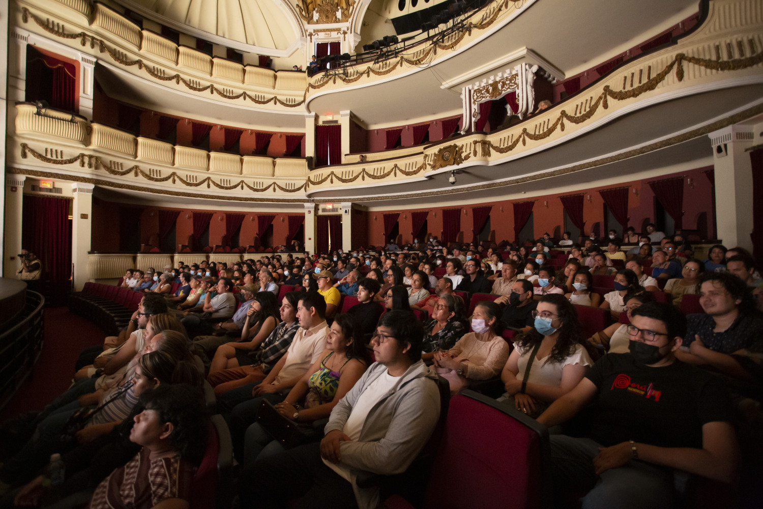 Teatro con público sentado