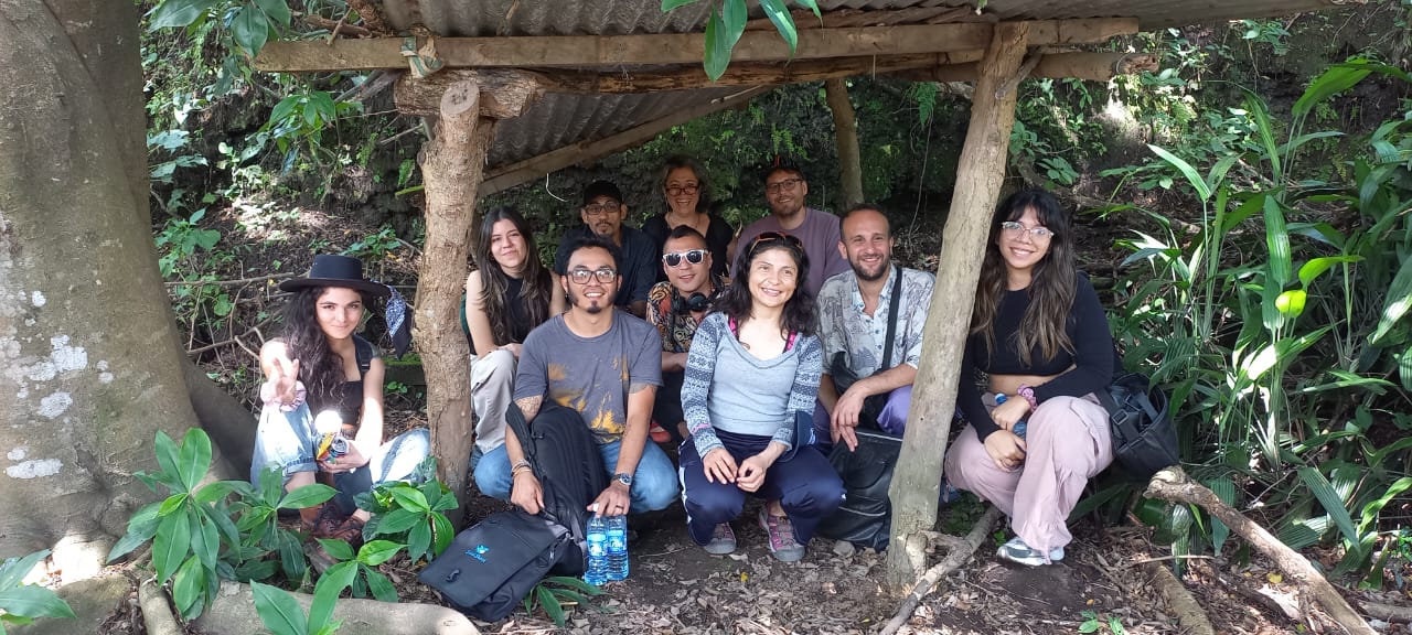Residentes y coordinadores de la residencia RMTC del Centro Cultural de España en El Salvador tras la sesión de grabación en el Ecoparque El Espino 