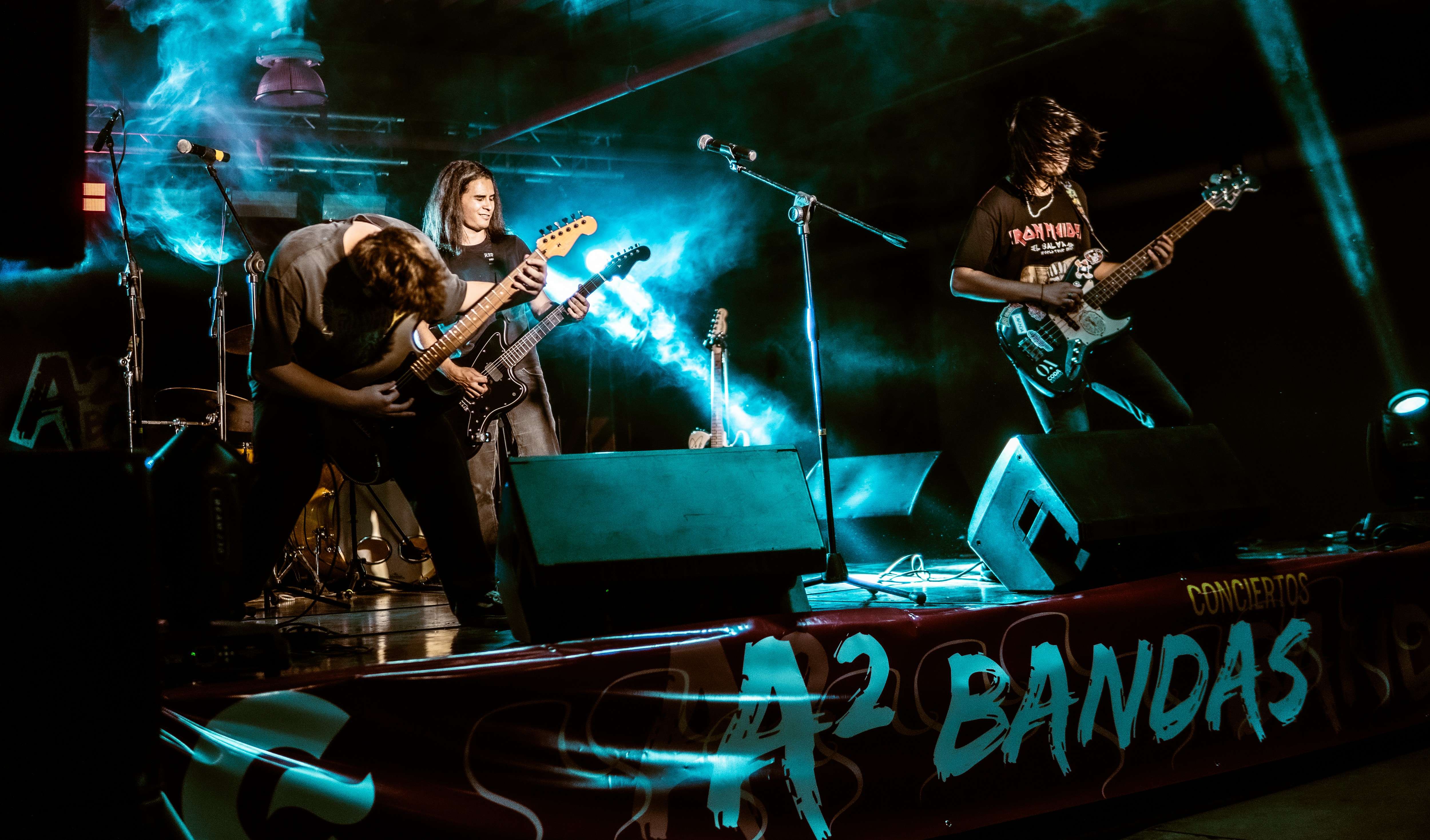 Fotografía de uno de los conciertos A2Bandas de 2026 con una banda en el escenario