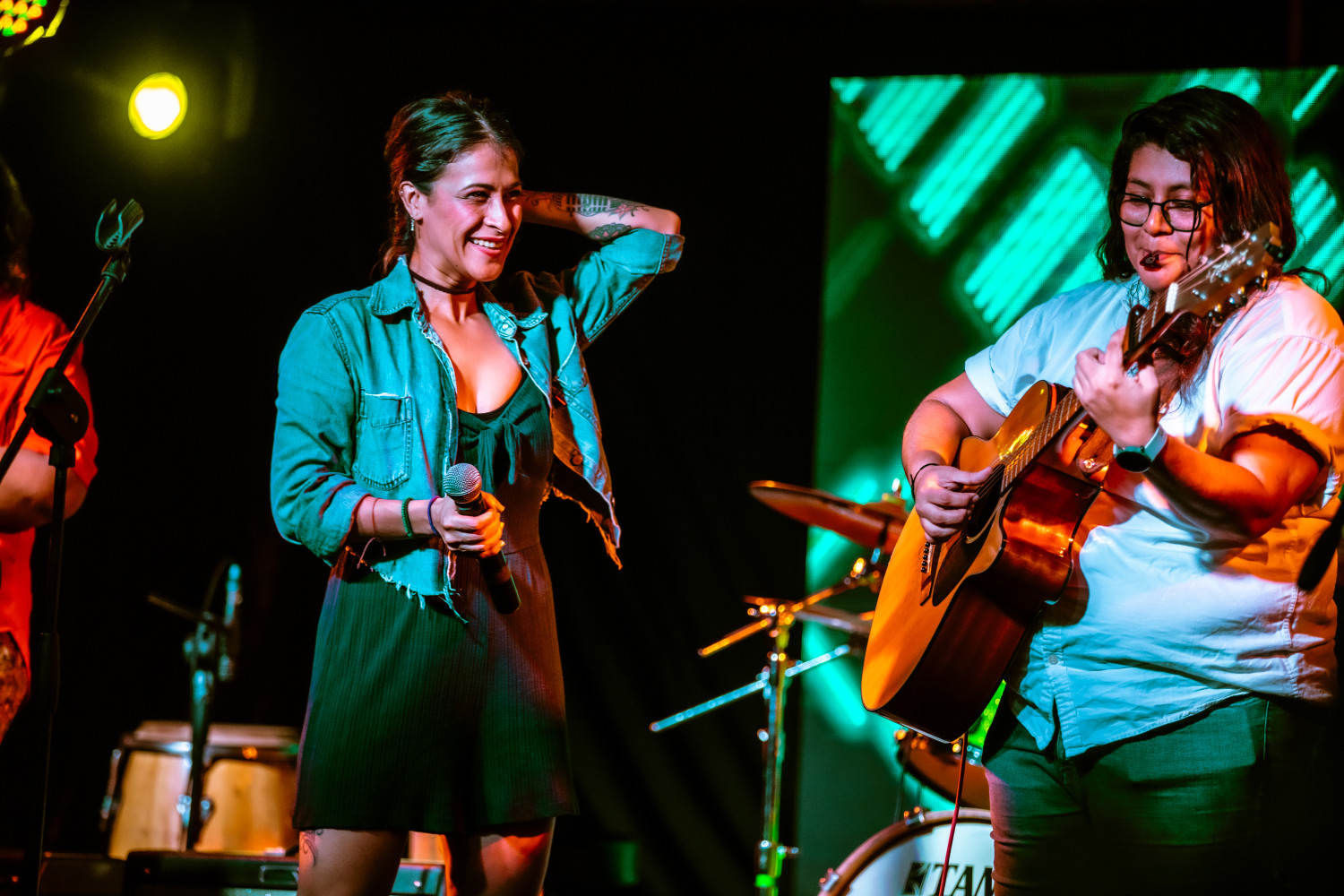 Dos mujeres sobre el escenario