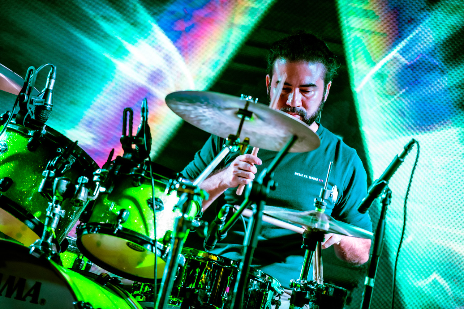 Hombre tocando la batería