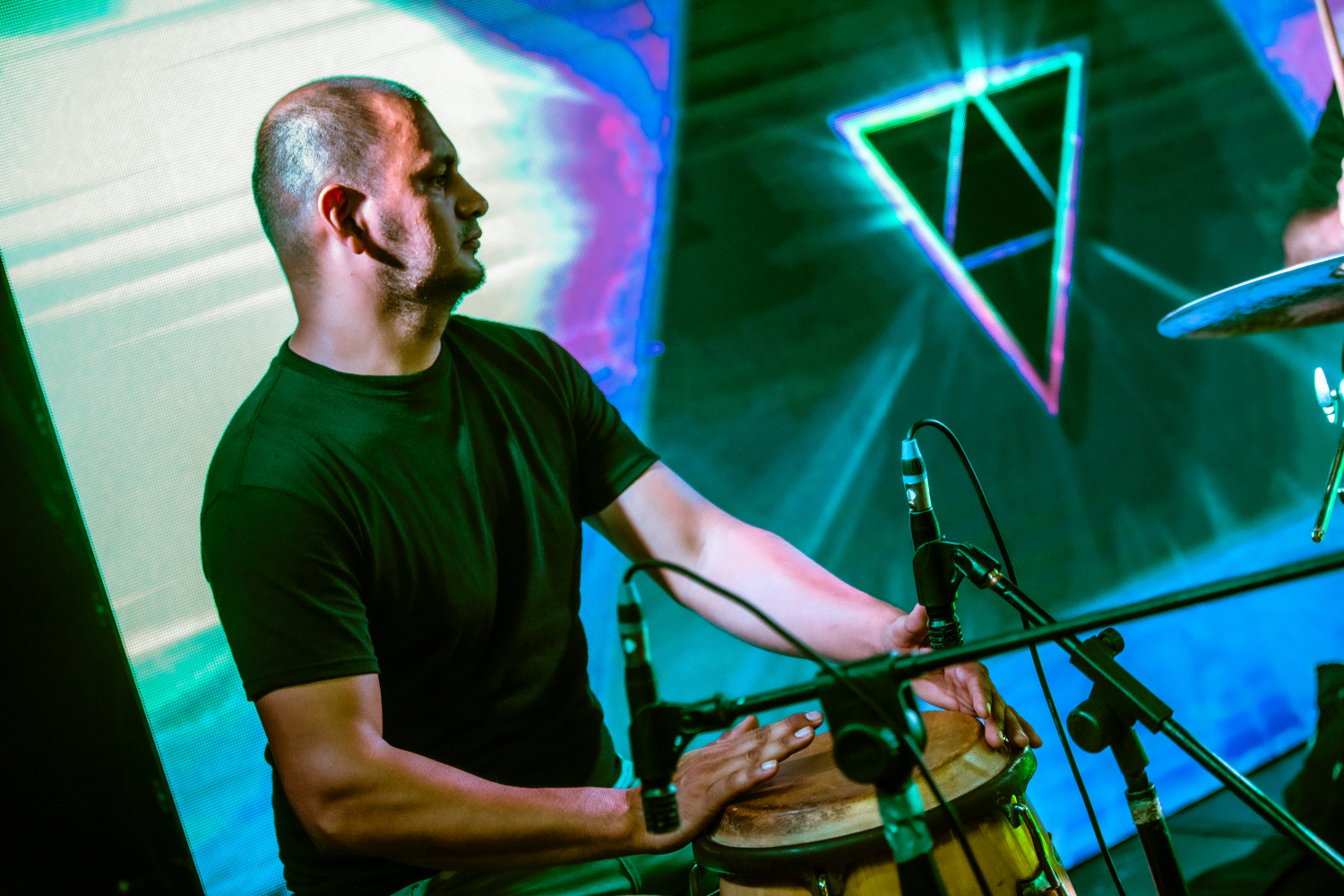 Hombre tocando timbales