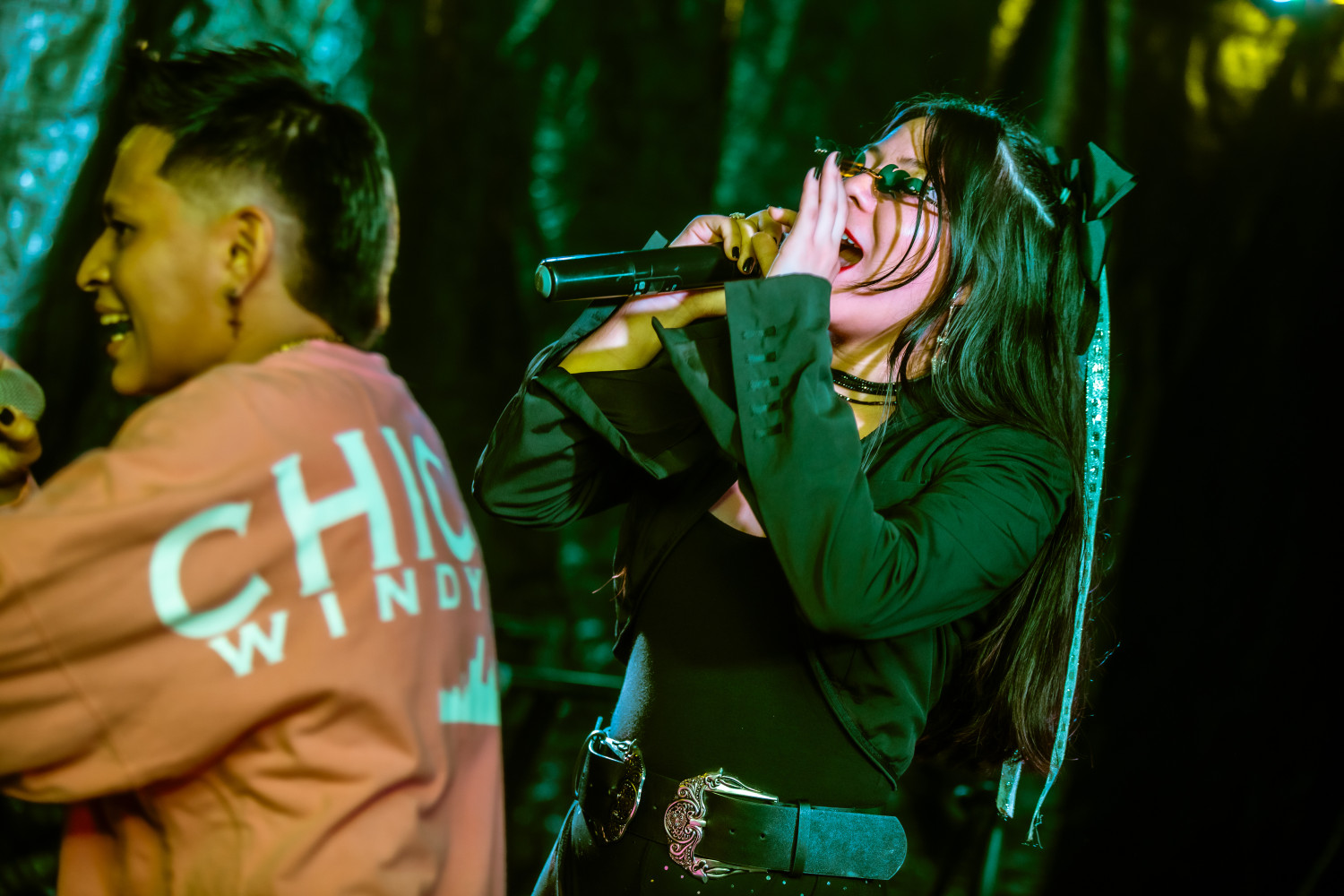 Mujer cantando sobre el escenario