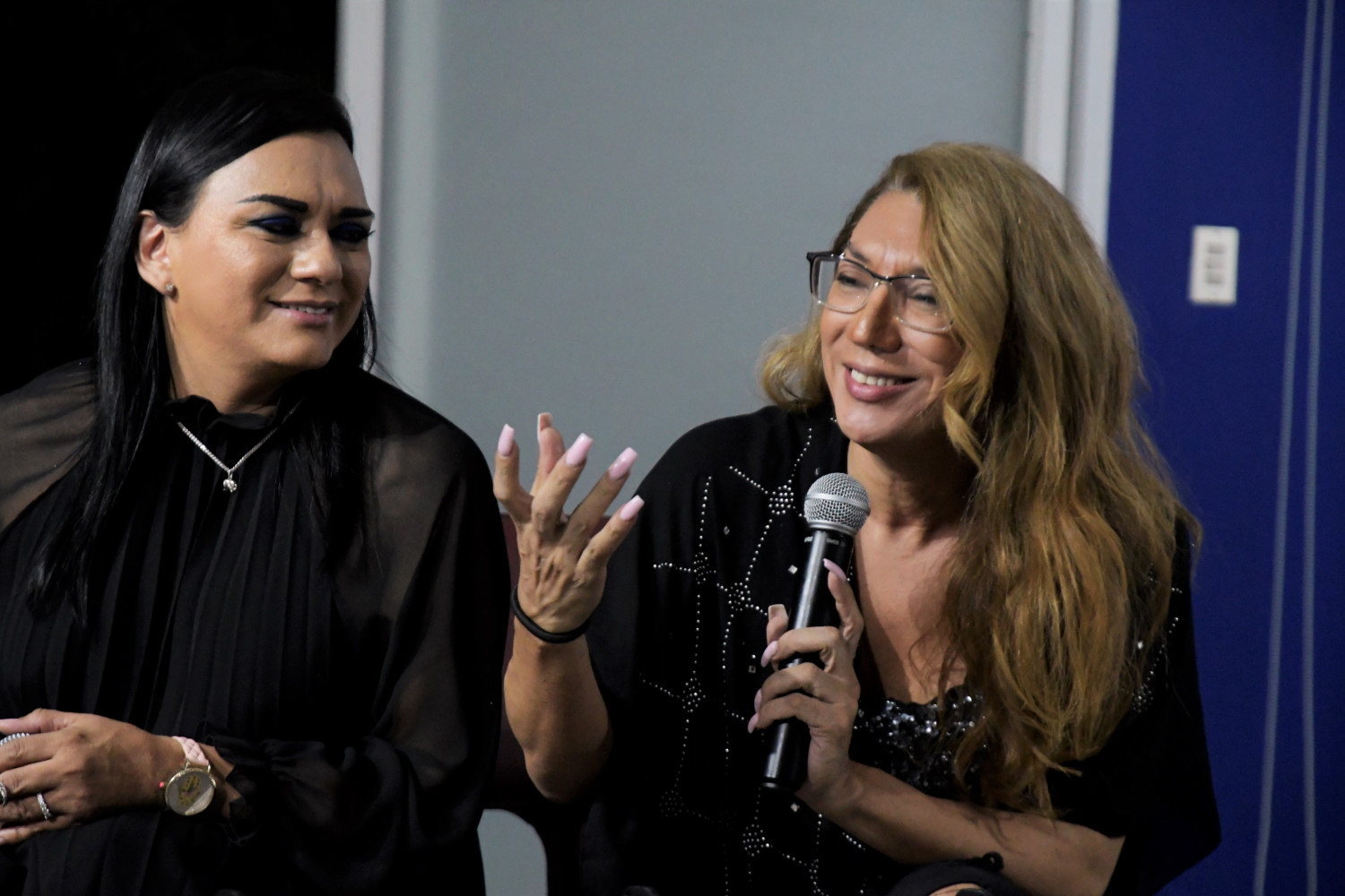 Dos participantes sonriendo durante la charla