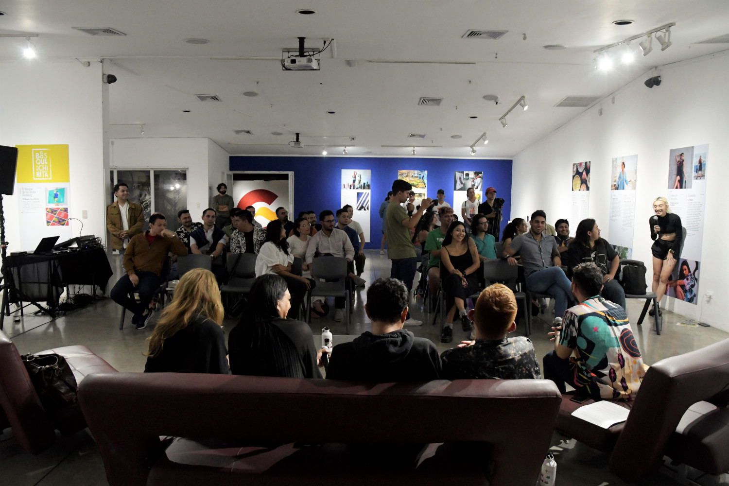 Público y participantes durante el acto