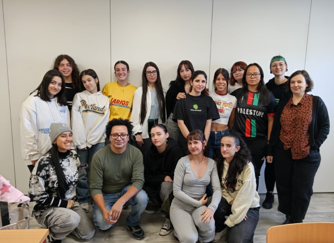 Grupo de jóvenes posando para fotografía