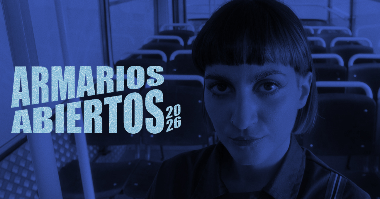 Una chica joven mira a cámara en primer plano, al fondo se ven asientos del interior de un autobus.