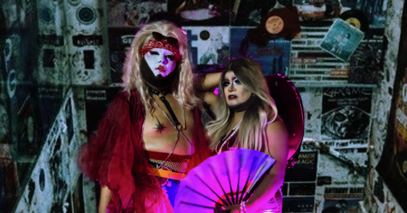 Dos artistas con sus personajes drag en vestidos de colores y maquillajes llamativos