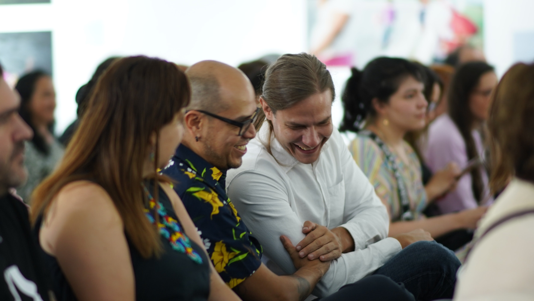Público charlando durante el acto