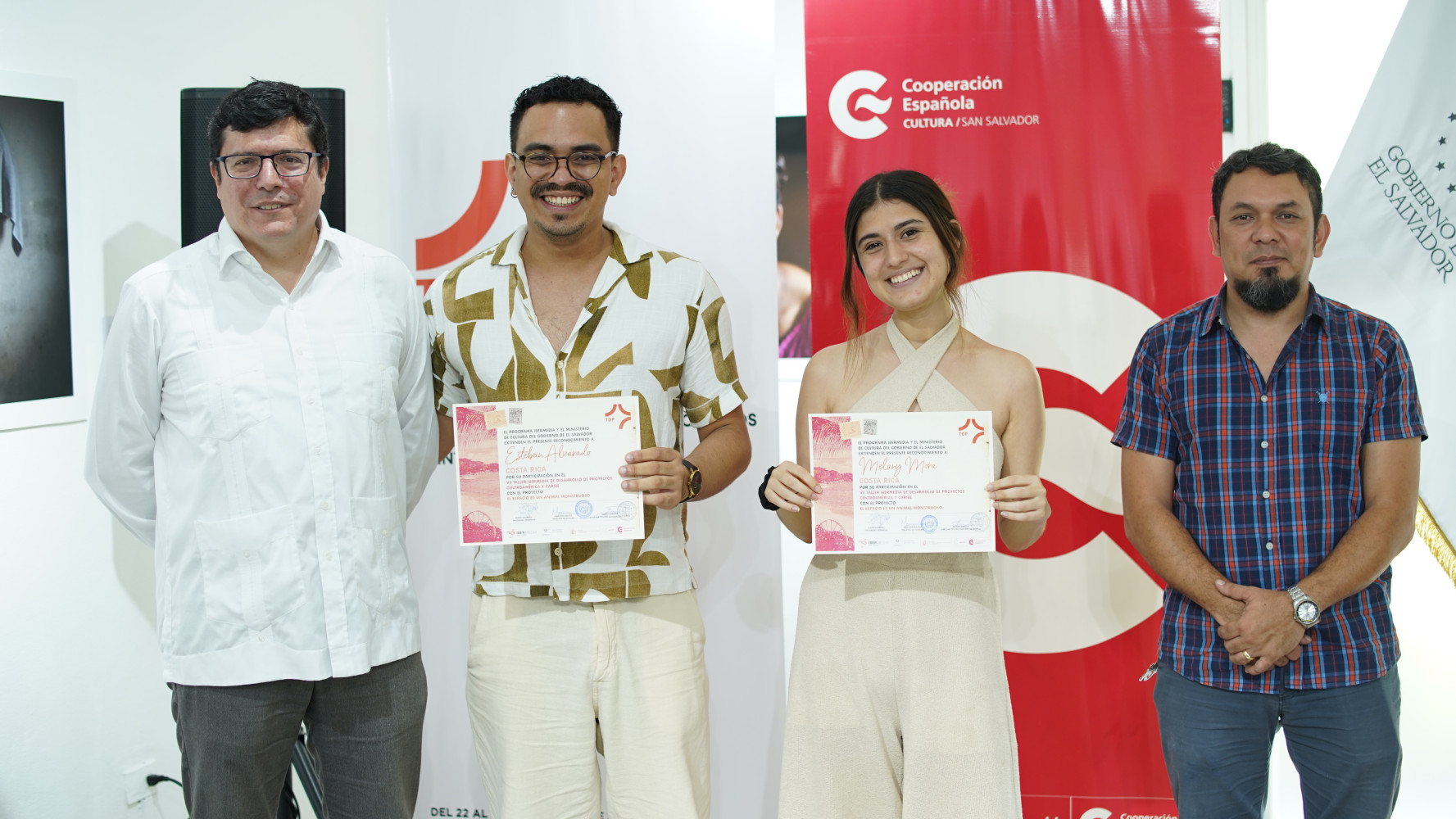 Diplomados mostrando diplomas