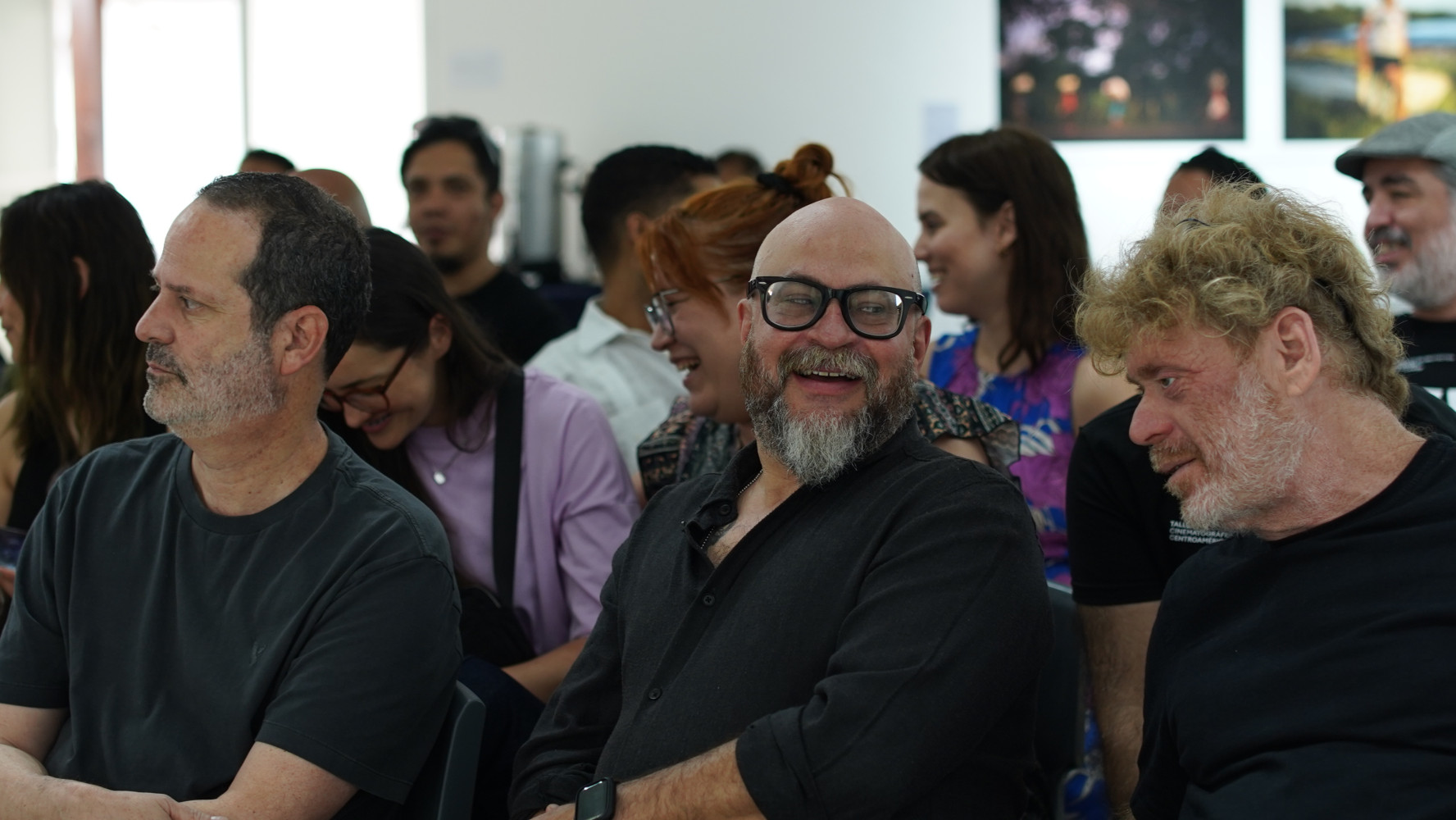 Público sonriendo durante el acto