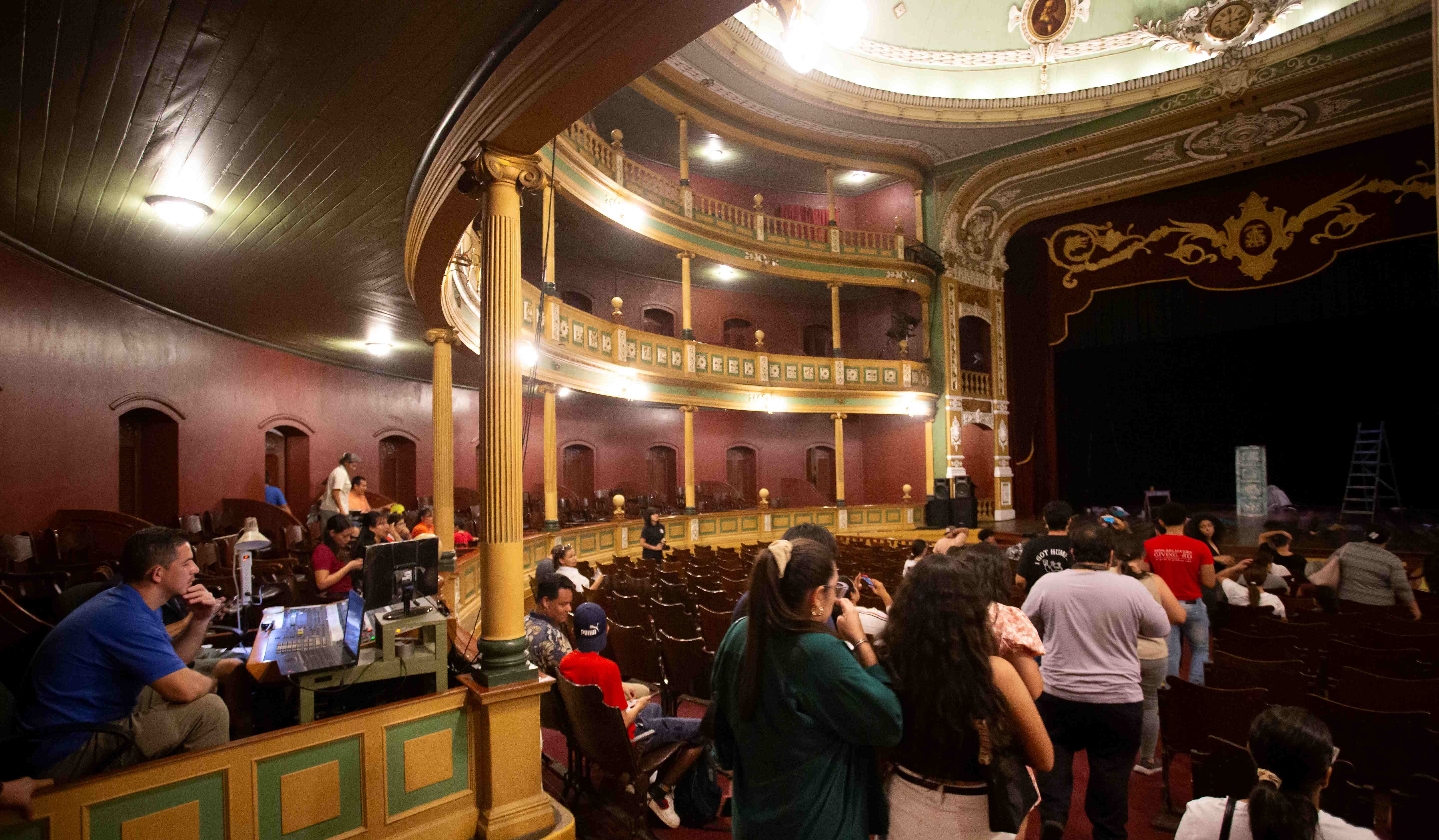 Interior del Teatro Nacional de Santa Ana mientras el público se va acomodando en los asientos
