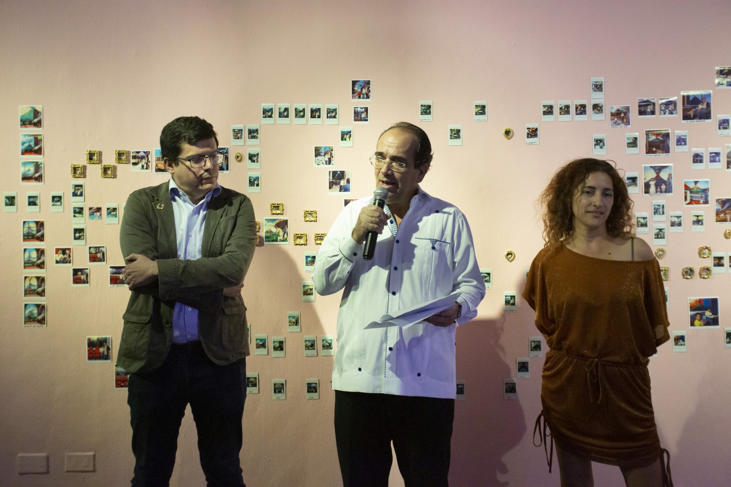 El director del CCESV, Álvaro Ortega; el embajador de España en El Salvador, Carlos de la Morena; y la tutora de esta edición, Natalia Domínguez. 