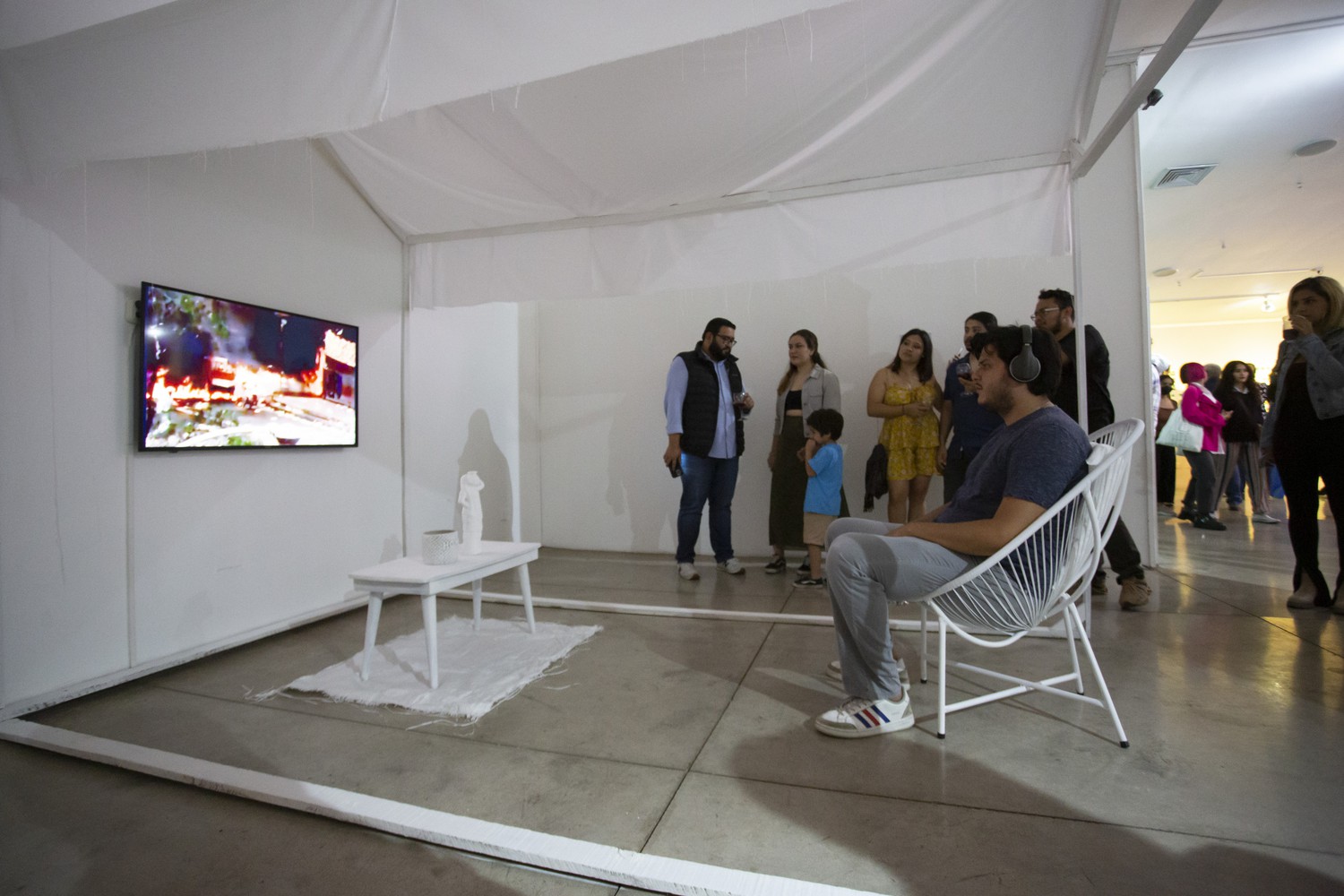 Hombre con cascos mirando pantalla de televisión