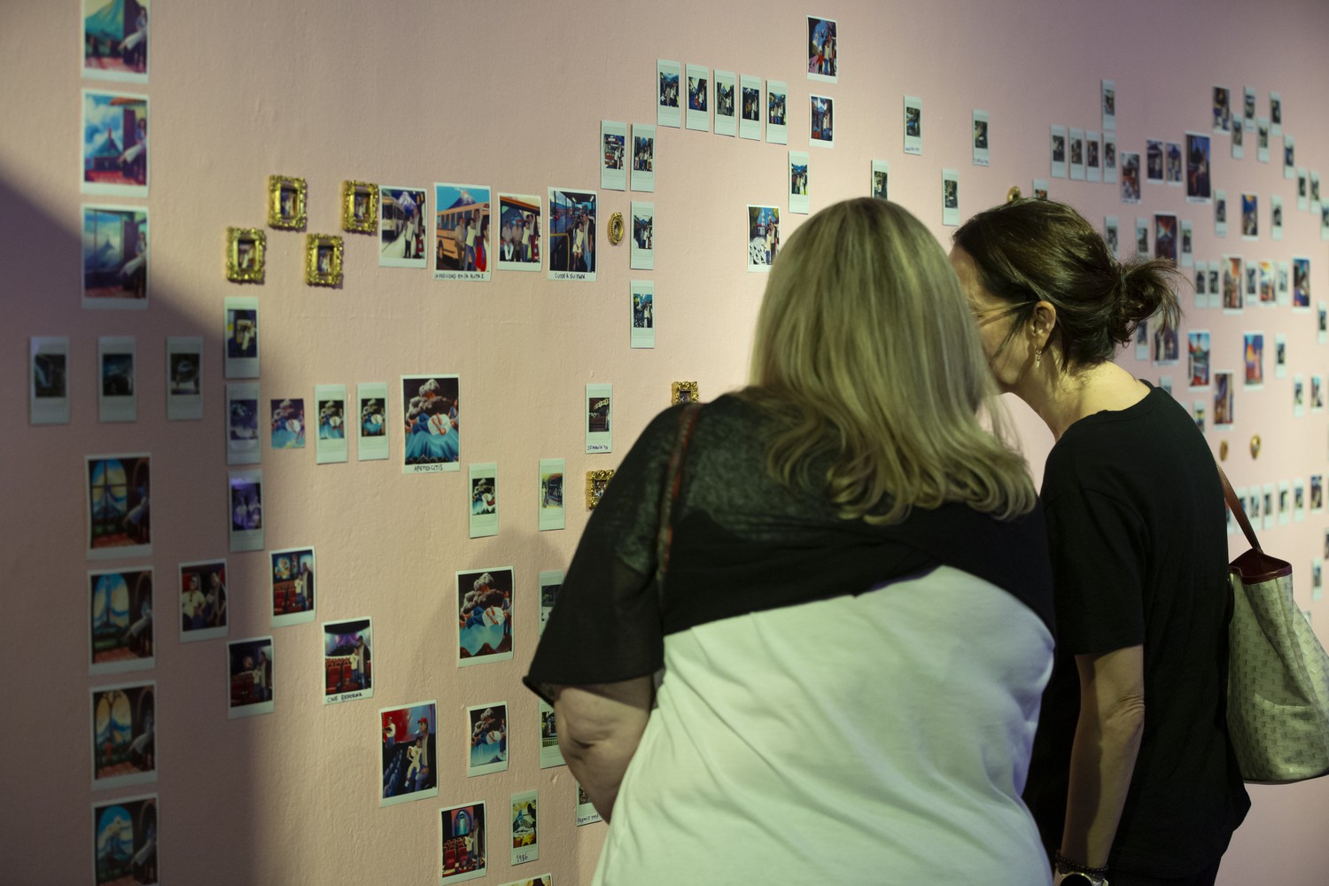 Mujeres observando fotografías