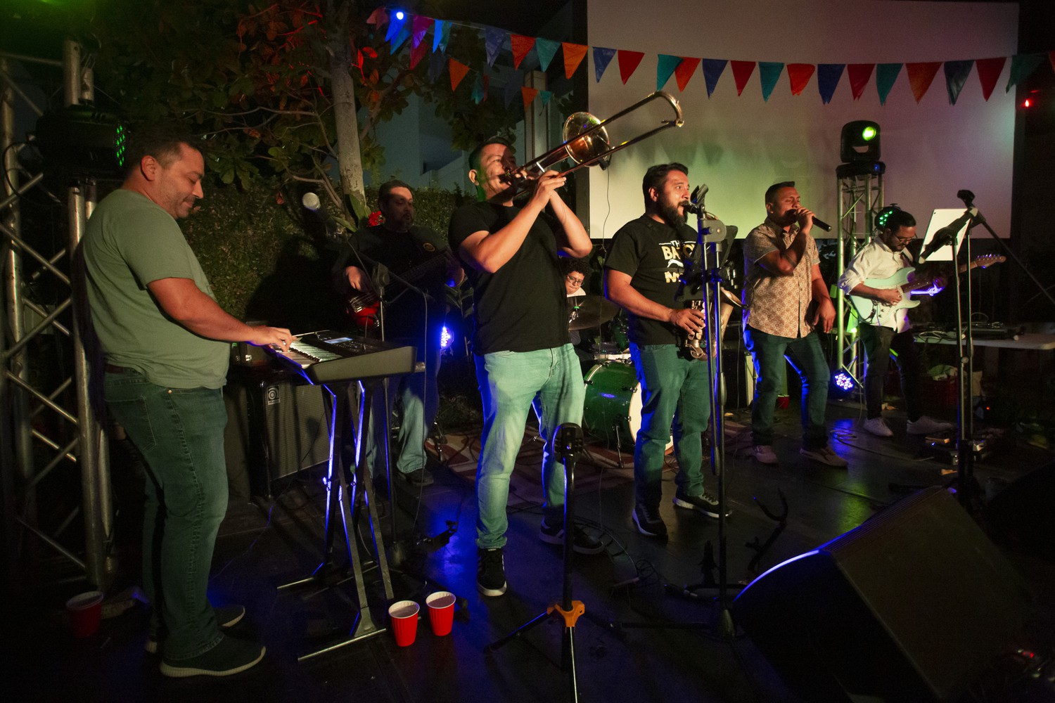 Bnada de música sobre el escenario