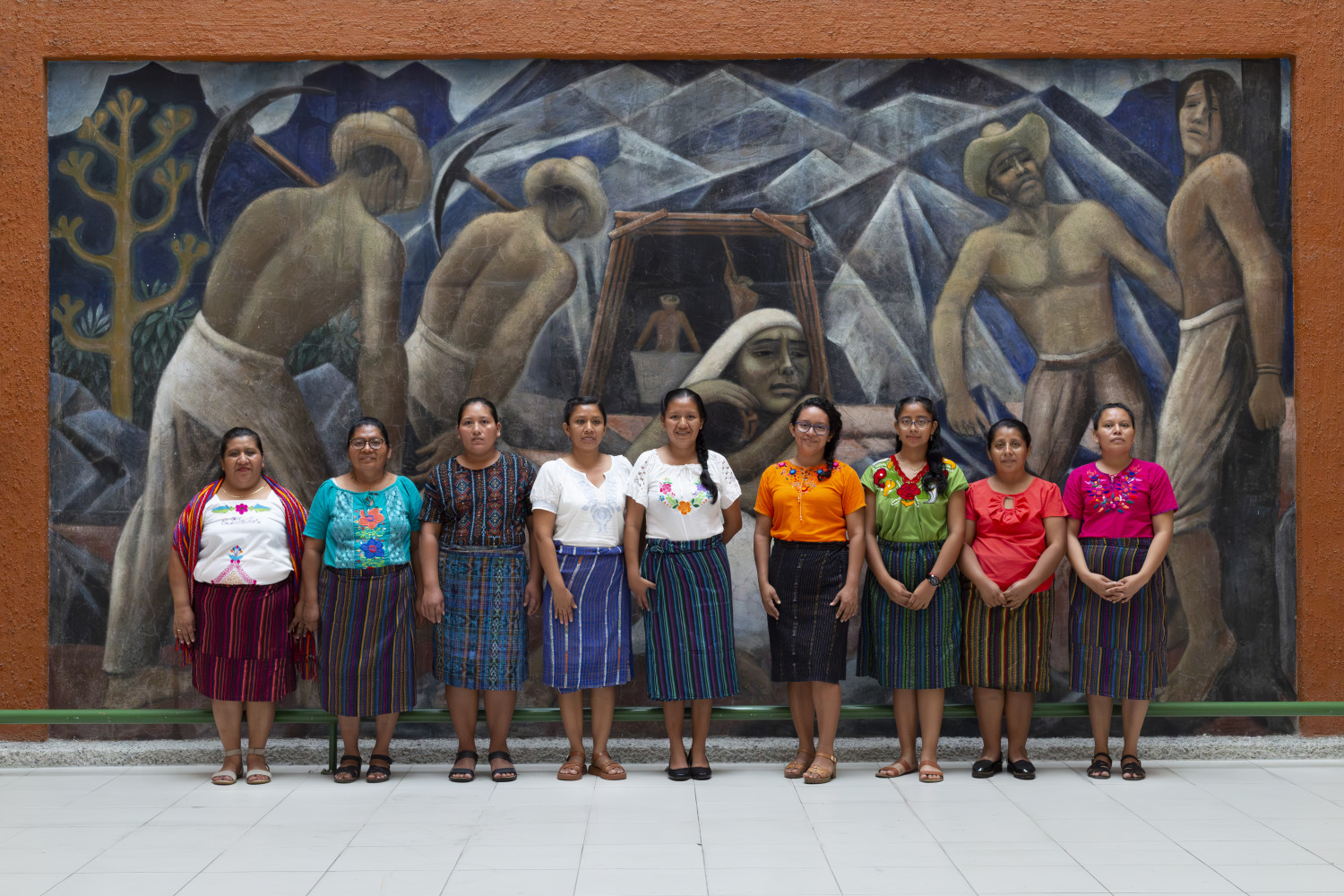 Grupo de mujeres posando para fotografía