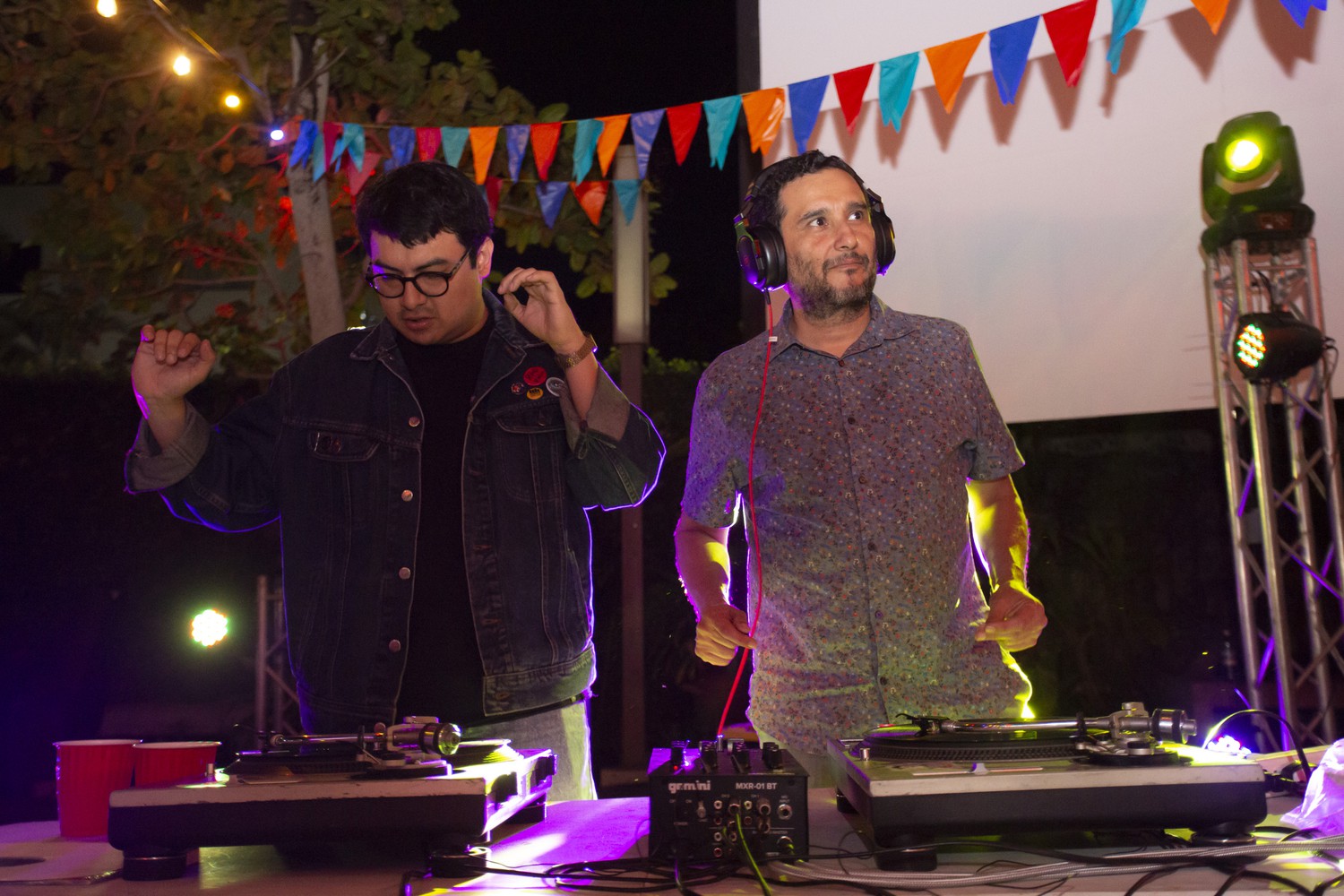 Dj con mesa de mezclas