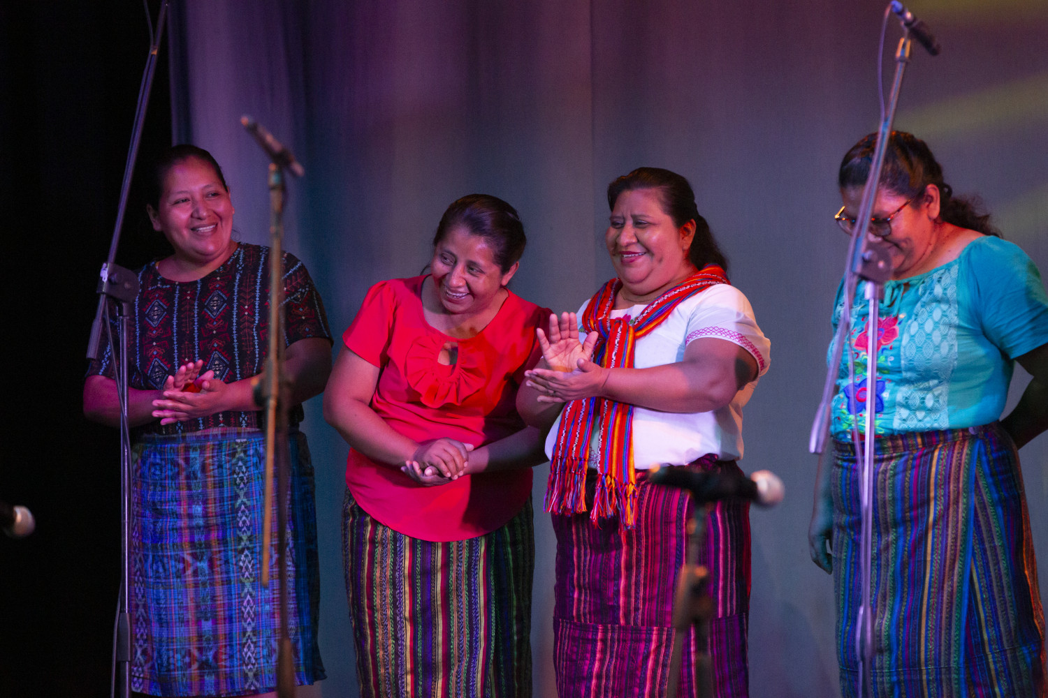 Mujeres con trajes típicos sonriendo