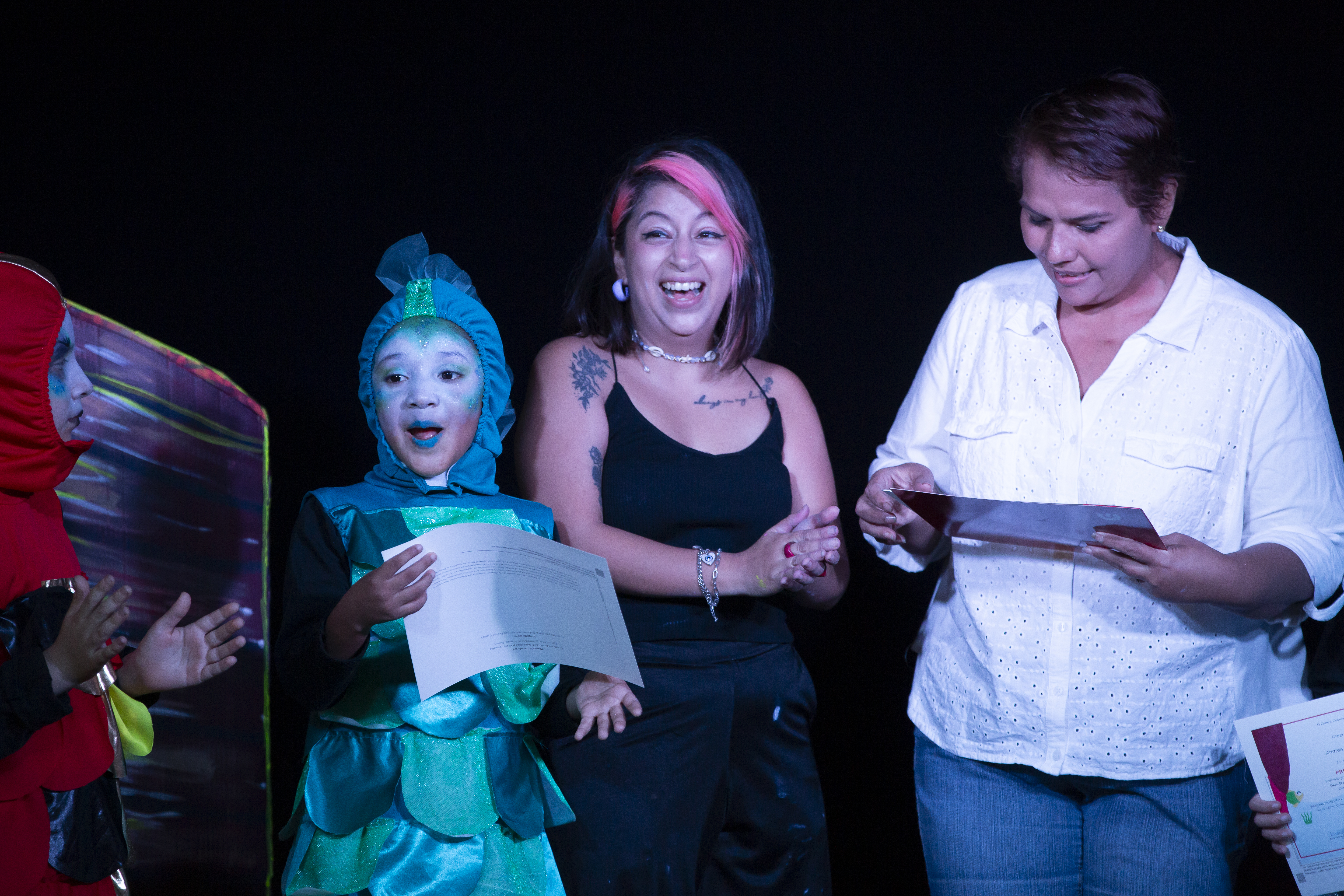 Fotografías presentaciones de teatro, actividades con niñas y niños 