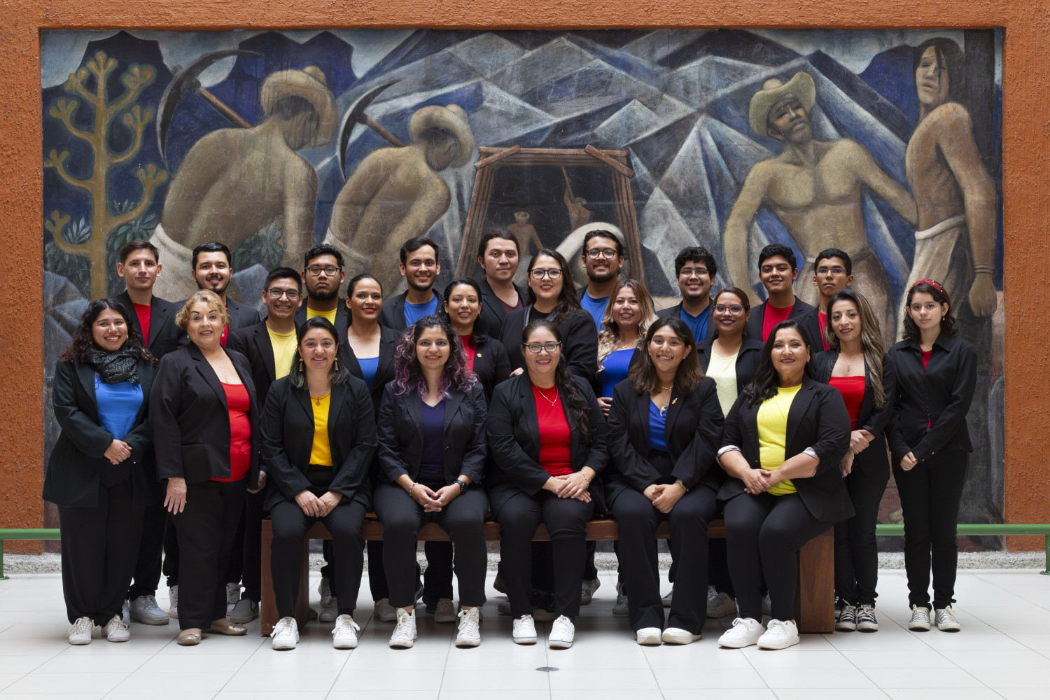 Grupo de mujeres y hombres posando para fotografía